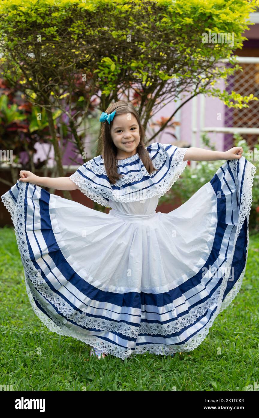 Bella ragazza in abito bianco stile nicaragua su sfondo naturale Foto Stock