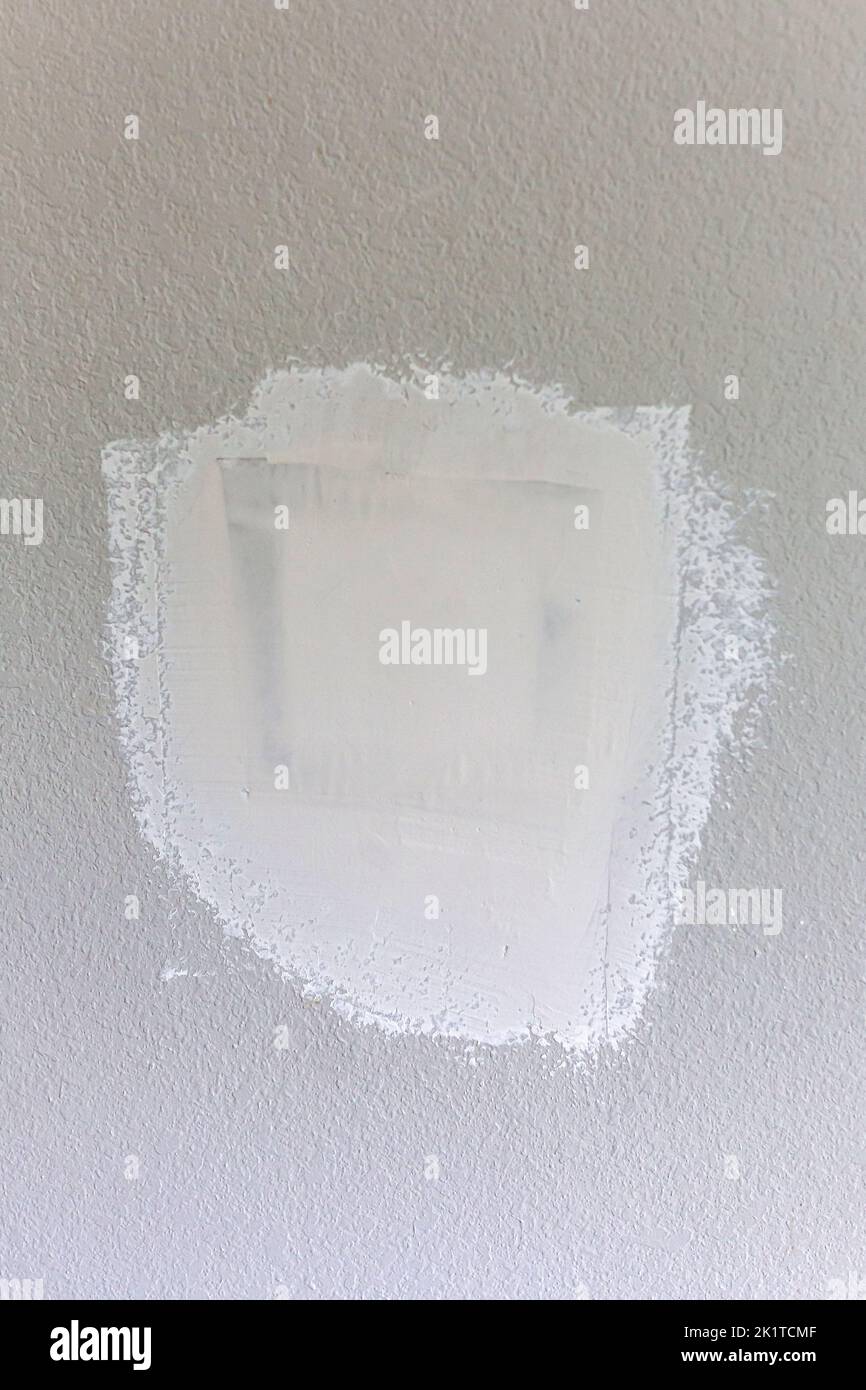 Un patch grigio marrone greige testurizzato parete di una nuova costruzione casa. casa di nuova costruzione Foto Stock