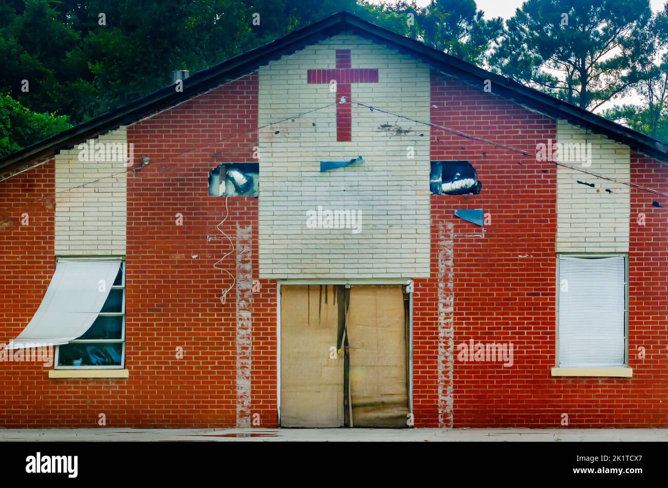 Una chiesa abbandonata è illustrata, 8 settembre 2022, a Daphne, Alabama. L'appartenenza alla Chiesa negli Stati Uniti è diminuita nel corso degli ultimi due decenni. Foto Stock