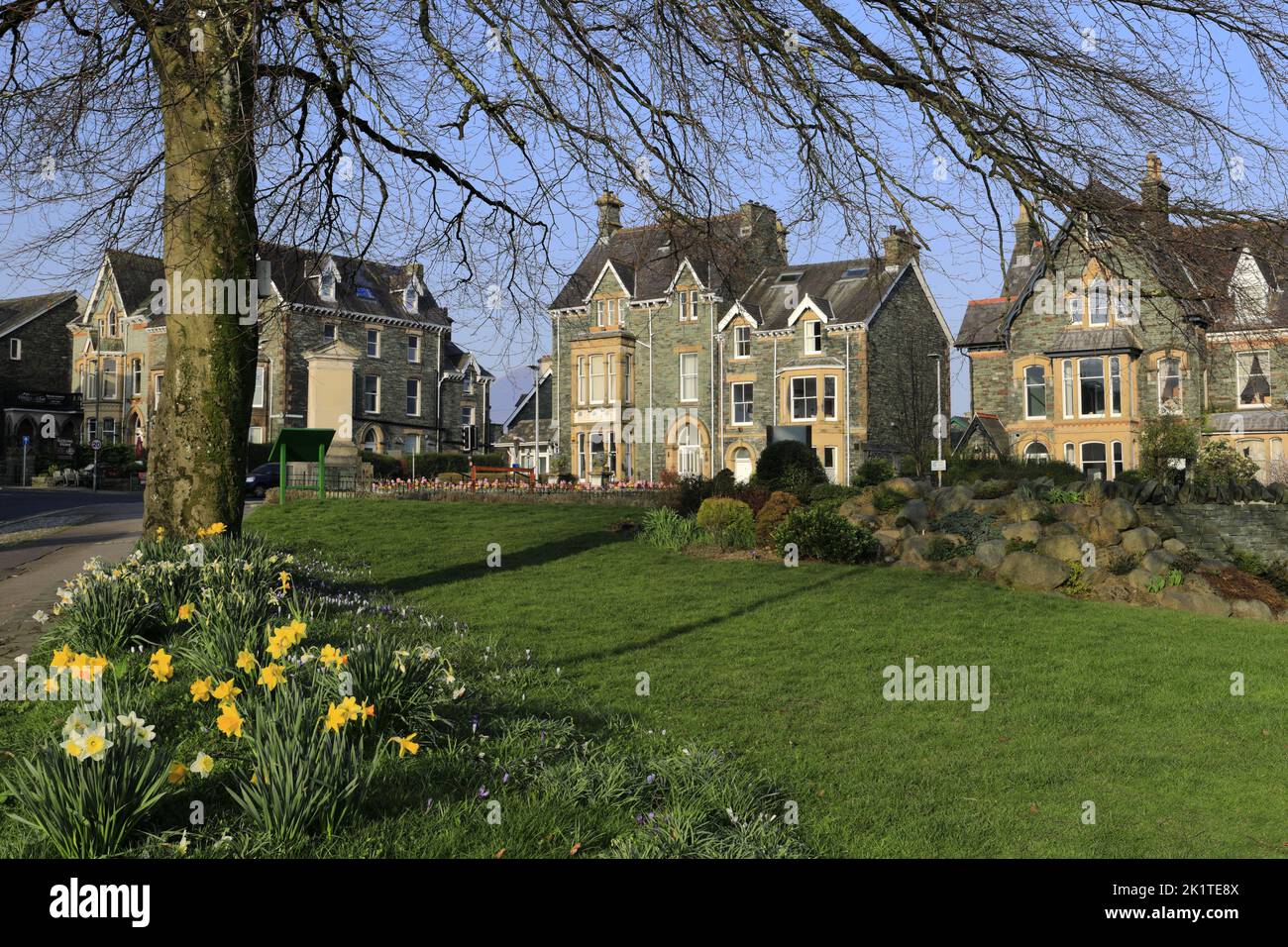 Fiori primaverili e fiori nel Fitz Park, Keswick Town, Lake District National Park, Cumbria, Inghilterra, Regno Unito Foto Stock