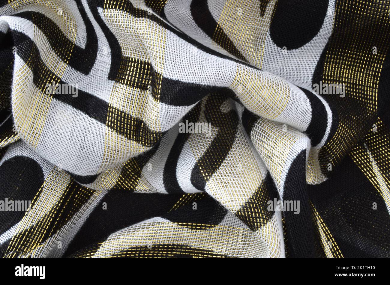 primo piano crumpled tessuto nero e bianco sfondo astratto Foto Stock