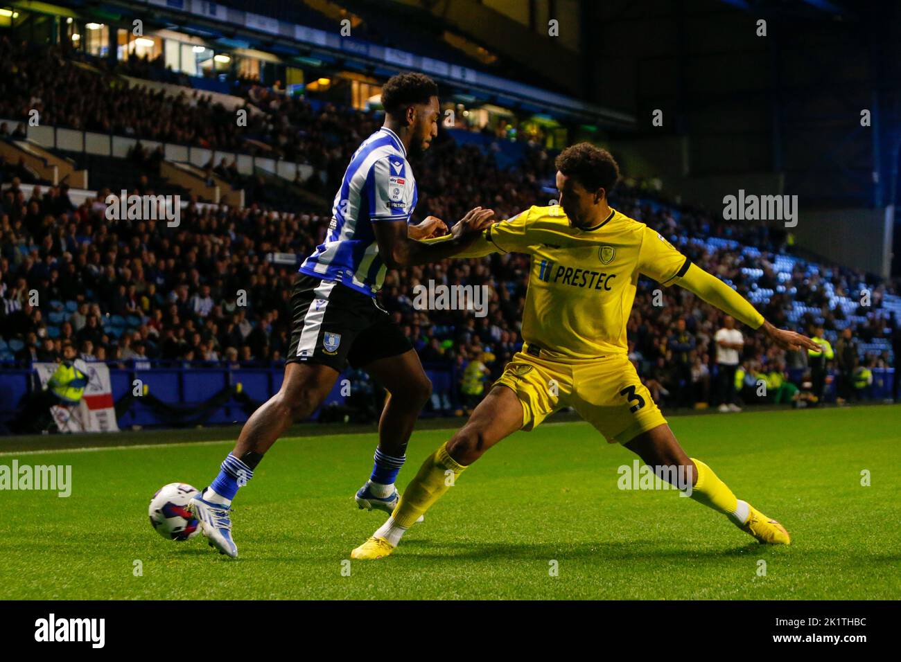 Sheffield, Regno Unito. 20th Set, 2022. Mallik Wilks #7 di Sheffield Wednesday e Cameron Borthwick-Jackson #3 di Burton Albion durante la partita del Papa John's Trophy di Sheffield Wednesday vs Burton Albion a Hillsborough, Sheffield, Regno Unito, 20th settembre 2022 (Foto di ben Early/News Images) a Sheffield, Regno Unito il 9/20/2022. (Foto di ben Early/News Images/Sipa USA) Credit: Sipa USA/Alamy Live News Foto Stock