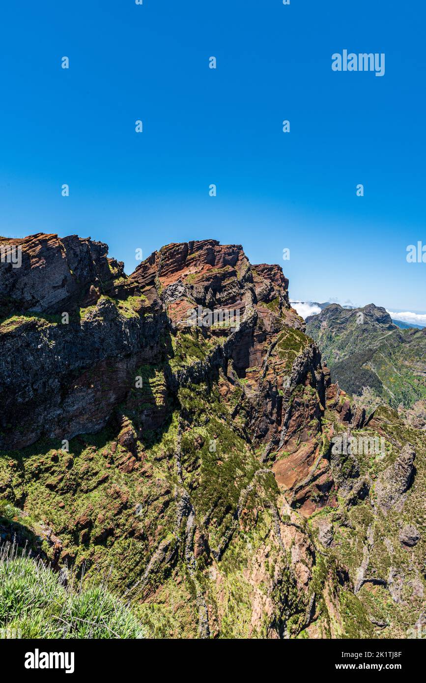 Montagne selvagge di Madeira tra Pico Ruivo e Pico do Areeiro durante la bella mattinata con cielo limpido Foto Stock