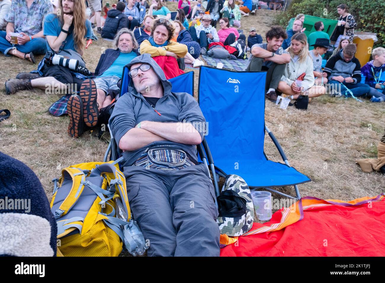 È il momento di prenderlo facilmente e riposarsi nella folla del festival al festival musicale Green Man 2022 in Galles, Regno Unito. Fotografia: Rob Watkins/Alamy Foto Stock