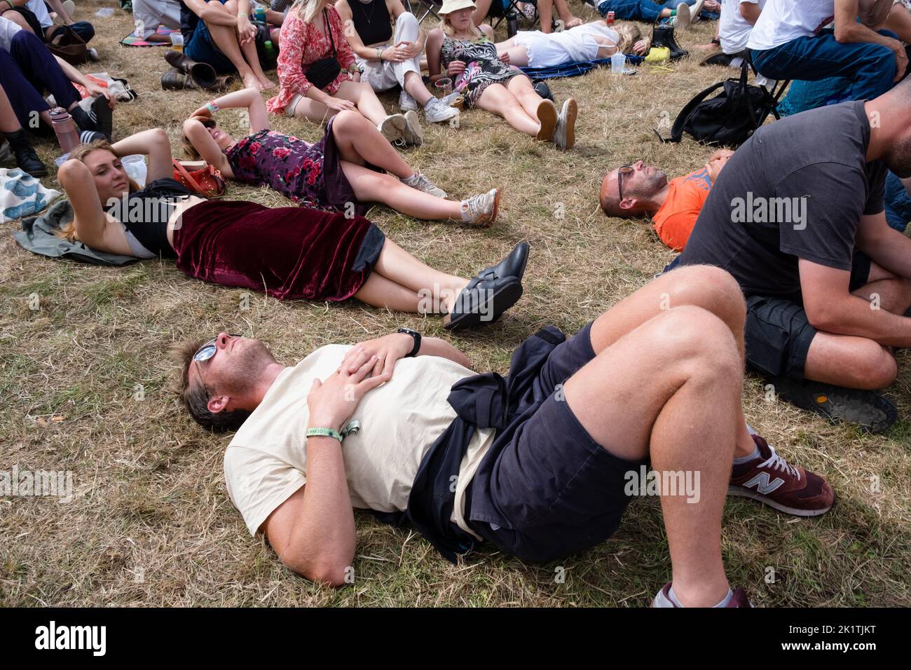 È il momento di prenderlo facilmente e riposarsi nella folla del festival al festival musicale Green Man 2022 in Galles, Regno Unito. Fotografia: Rob Watkins/Alamy Foto Stock