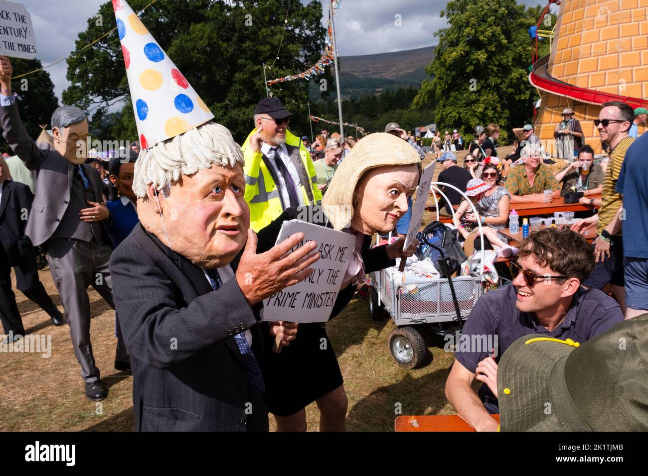 Performance artistica politica del Partito Anti Tory al festival Crowd al Green Man Festival in Galles, Regno Unito, 2022 agosto. Fotografia: Rob Watkins/Alamy Foto Stock