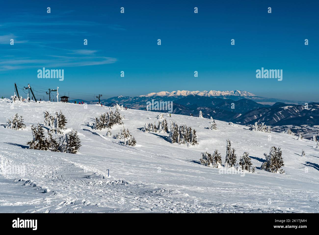 Stazione sciistica Martinky sul Martinske buca in Mala Fatra montagne con Tatra sullo sfondo in Slovacchia durante la bella giornata invernale Foto Stock
