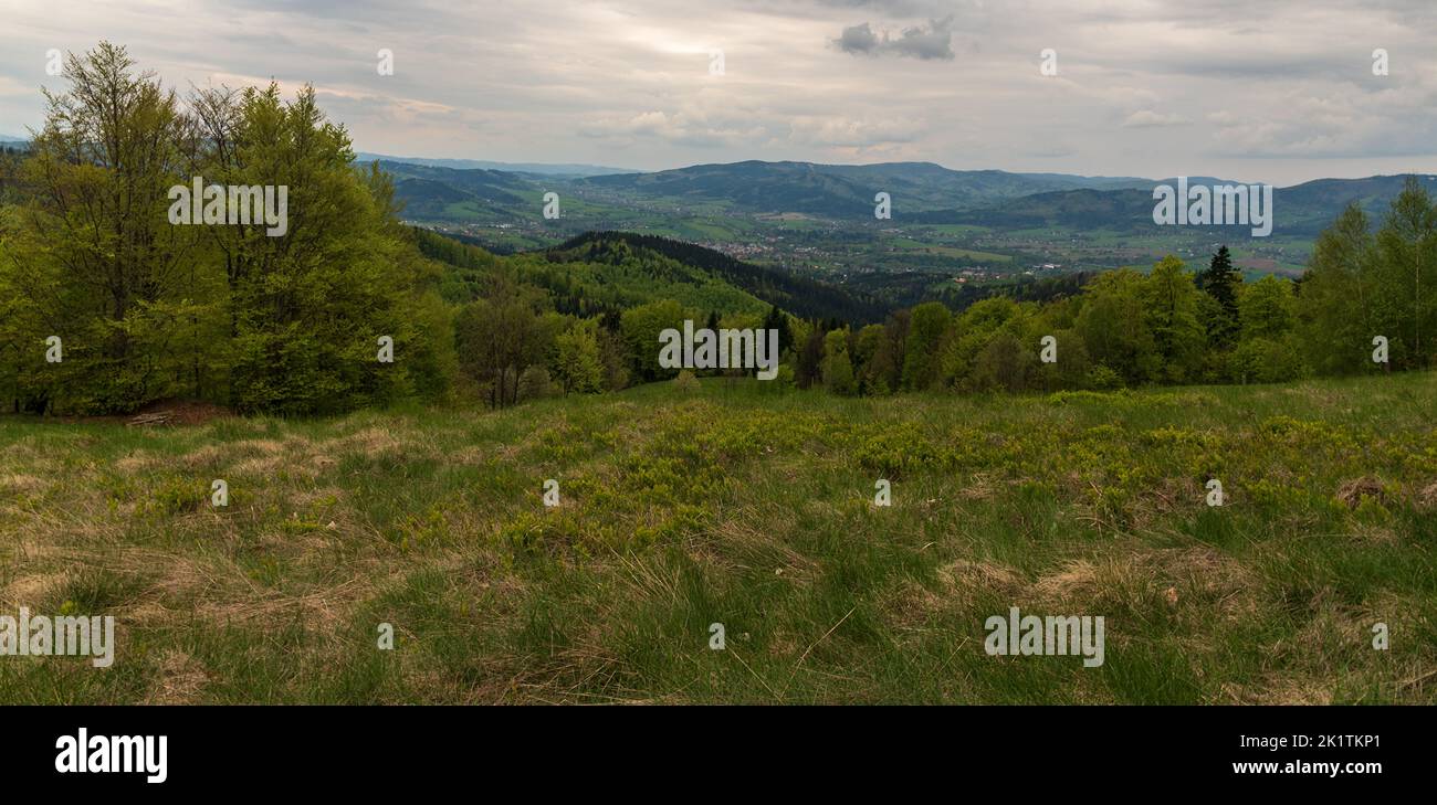 Vista dalla cima della collina di Below Filipka nel periodo primaverile Slezske Beskydy montagne nella repubblica Ceca Foto Stock