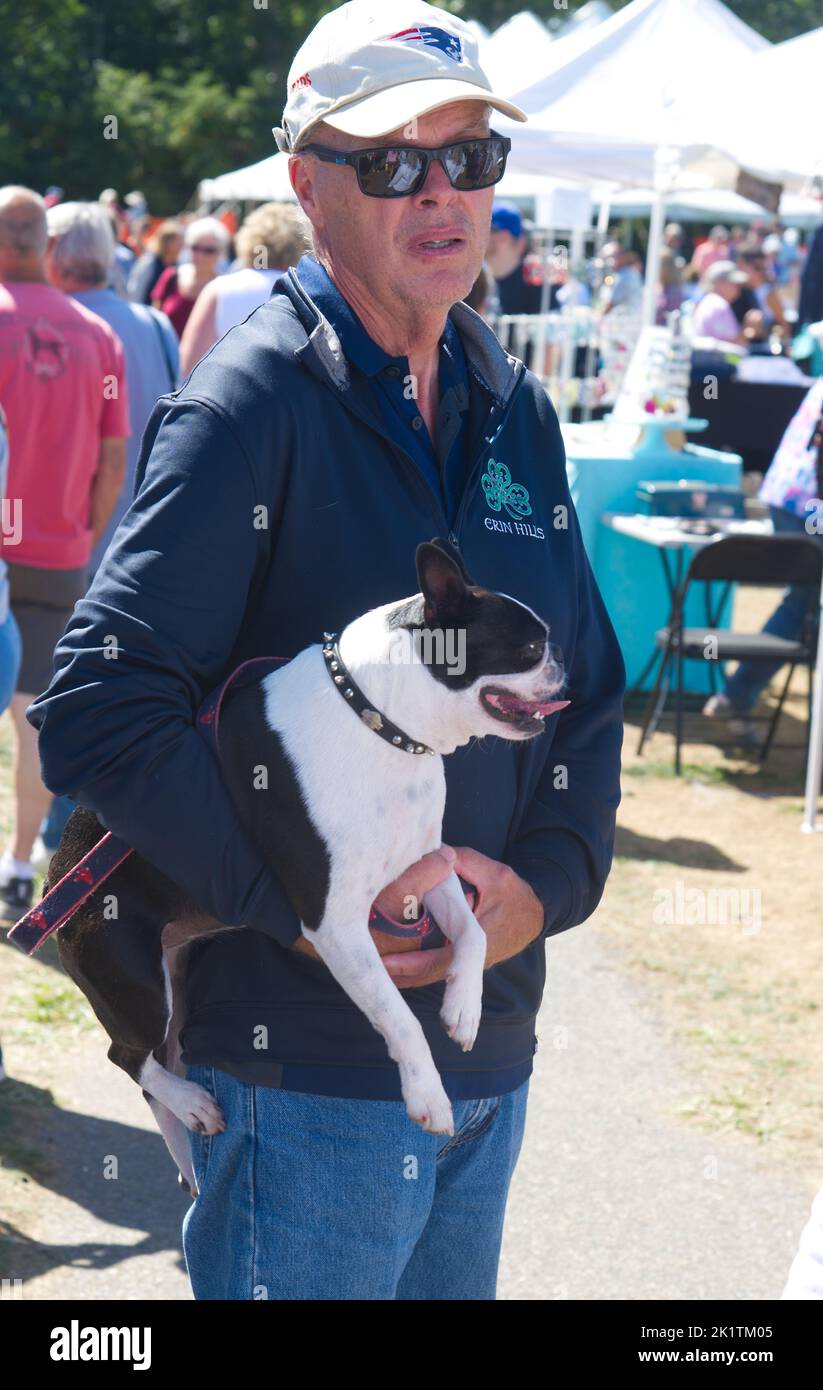 Un uomo e il suo cane al Cranberry Festival di Harwich, Massachusetts, a Cape Cod Foto Stock