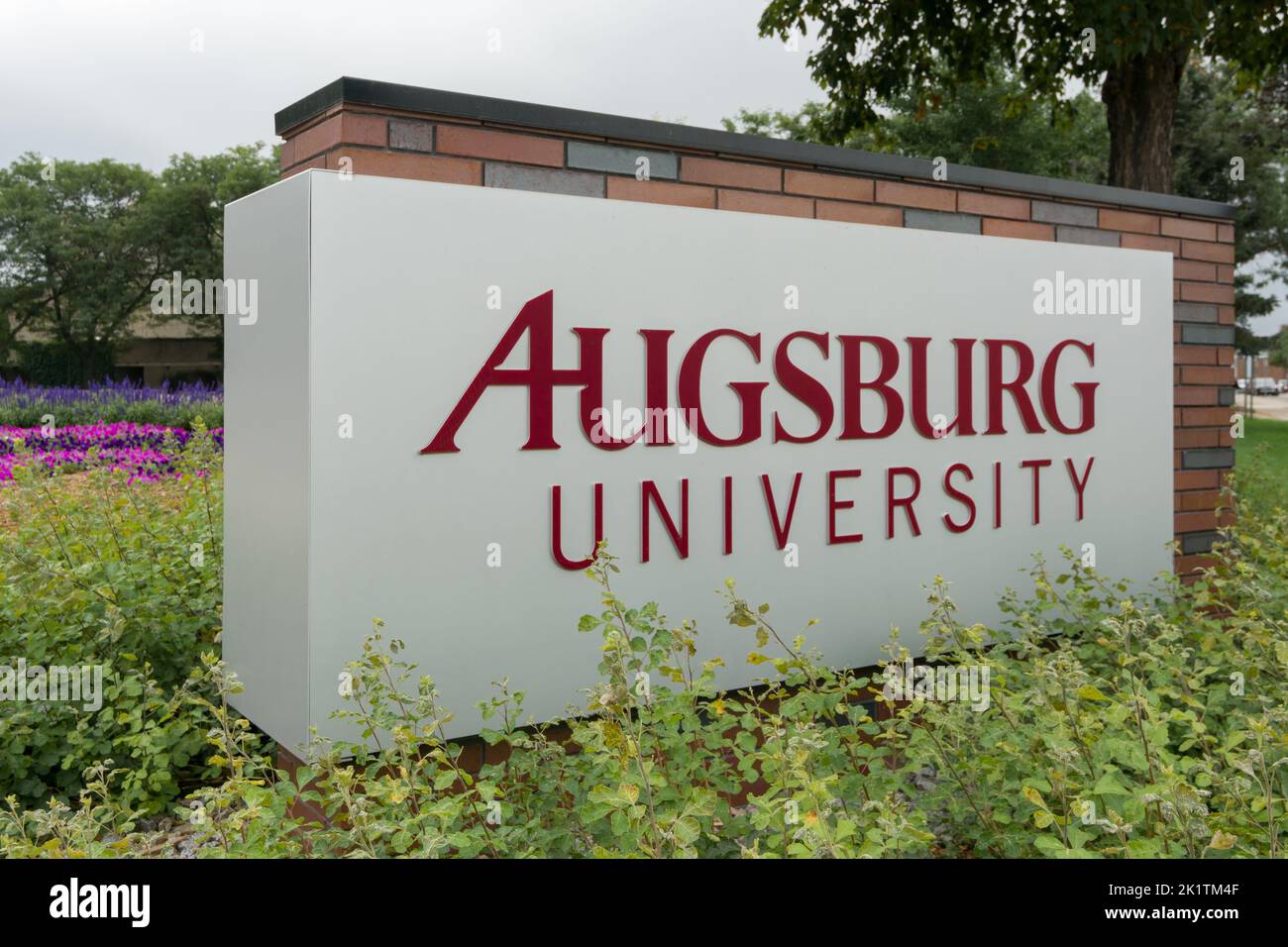 MINNEAPOLIS, Minnesota, USA - 18 SETTEMBRE 2022: Ingresso e logo del marchio all'Università di Augsburg. Foto Stock