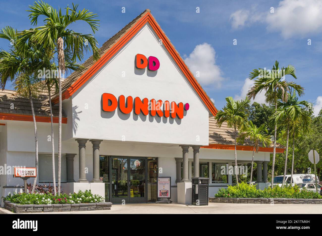 DAVIE, FL, USA - 1 LUGLIO 2022: Esterno del ristorante Dunkin' Donuts e logo del marchio. Foto Stock