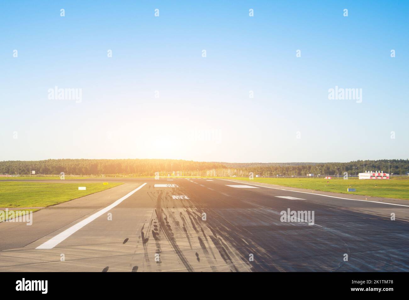 Pista libera vuota in aeroporto, pronta per il decollo, aereo d'atterraggio Foto Stock