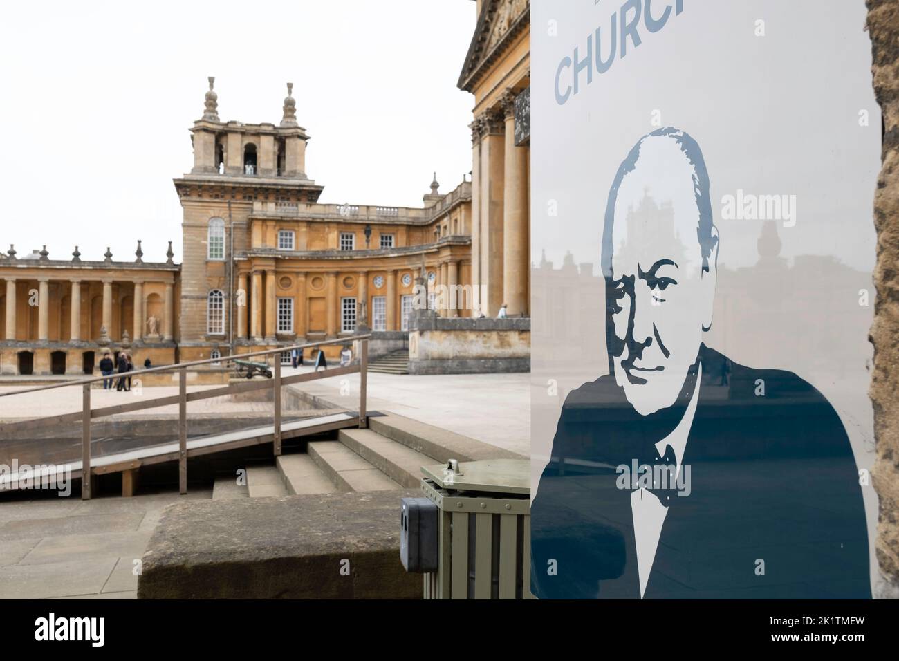 Ingresso al museo Churchill a Blenheim Palace, una monumentale casa di campagna nell'Oxfordshire, Inghilterra. Patrimonio dell'umanità dell'UNESCO. Focus su Churchil Foto Stock