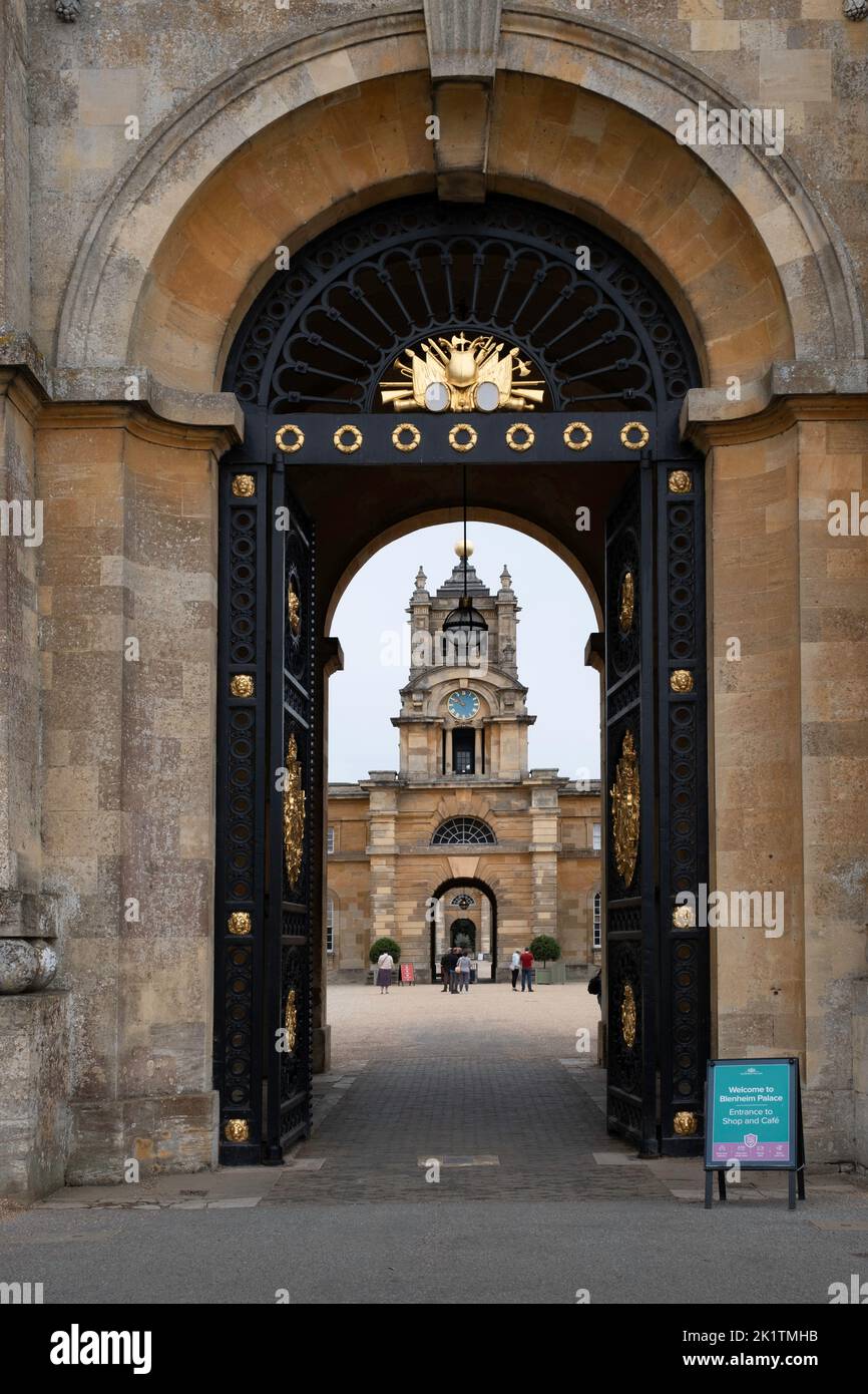 Porta Est, un monumentale arco trionfale, del Palazzo di Blenheim in Inghilterra con le porte in ferro battuto. Questa porta è anche la torre dell'acqua del palazzo Foto Stock