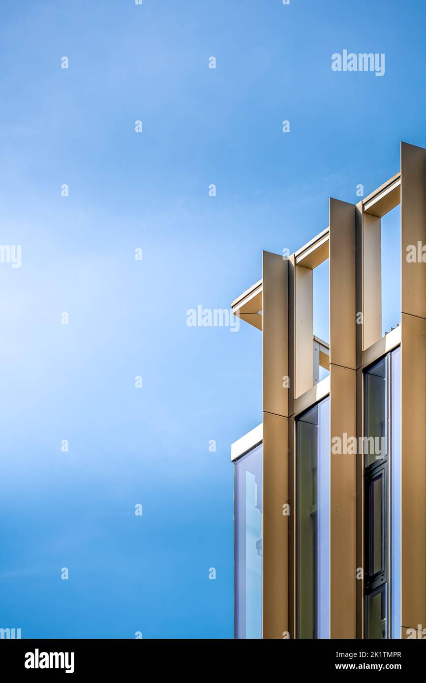 Particolare di un edificio moderno con un cielo blu, usato come sfondo Foto Stock