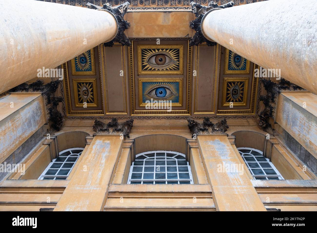 Dipinti di sei occhi sono al Blenheim Palace nel soffitto del portico nord. Woodstock, Regno Unito Foto Stock