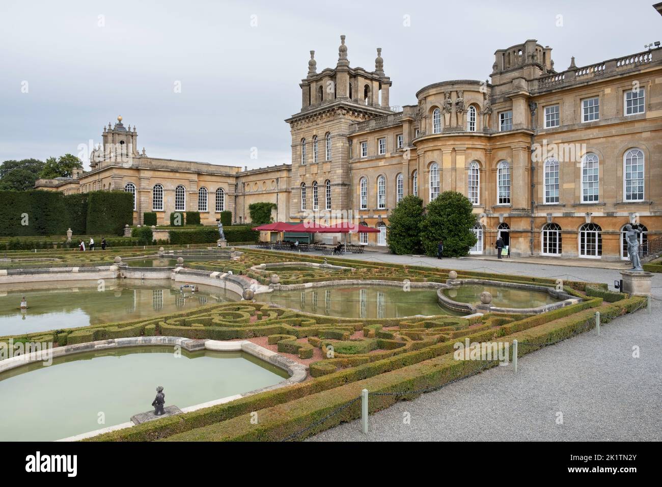 Giardino d'acqua con terrazze del Blenheim Palace, una casa di campagna monumentale in Inghilterra. Palazzo specchiato in acqua. Patrimonio dell'umanità dell'UNESCO Foto Stock