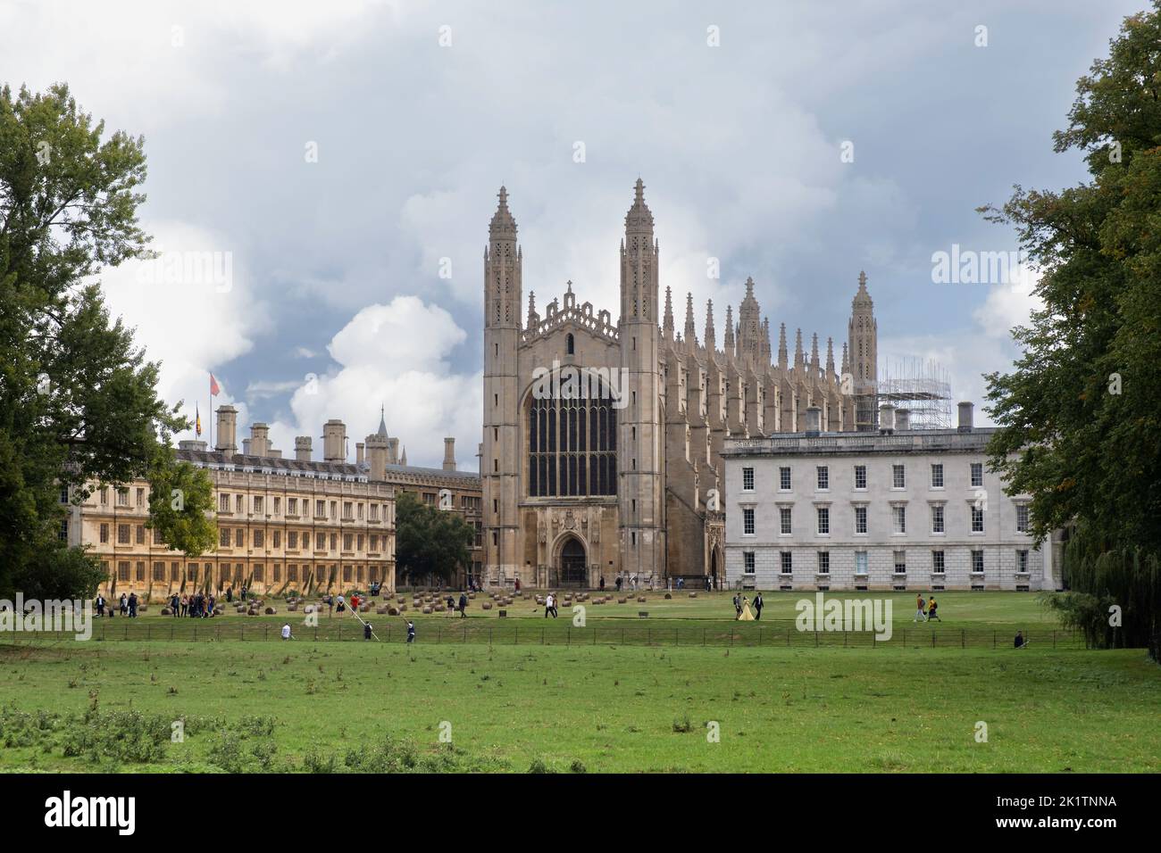 Il King's College Cambridge offre attività nei giardini come canottaggio, matrimonio, feste e giochi nei giardini e nella River Cam Foto Stock