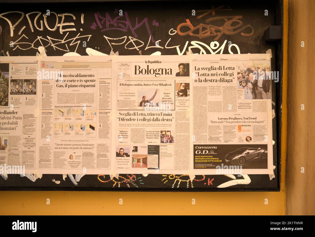 La Repubblica pubblicato su Reading Board pubblico gratuito Bologna Italia Foto Stock