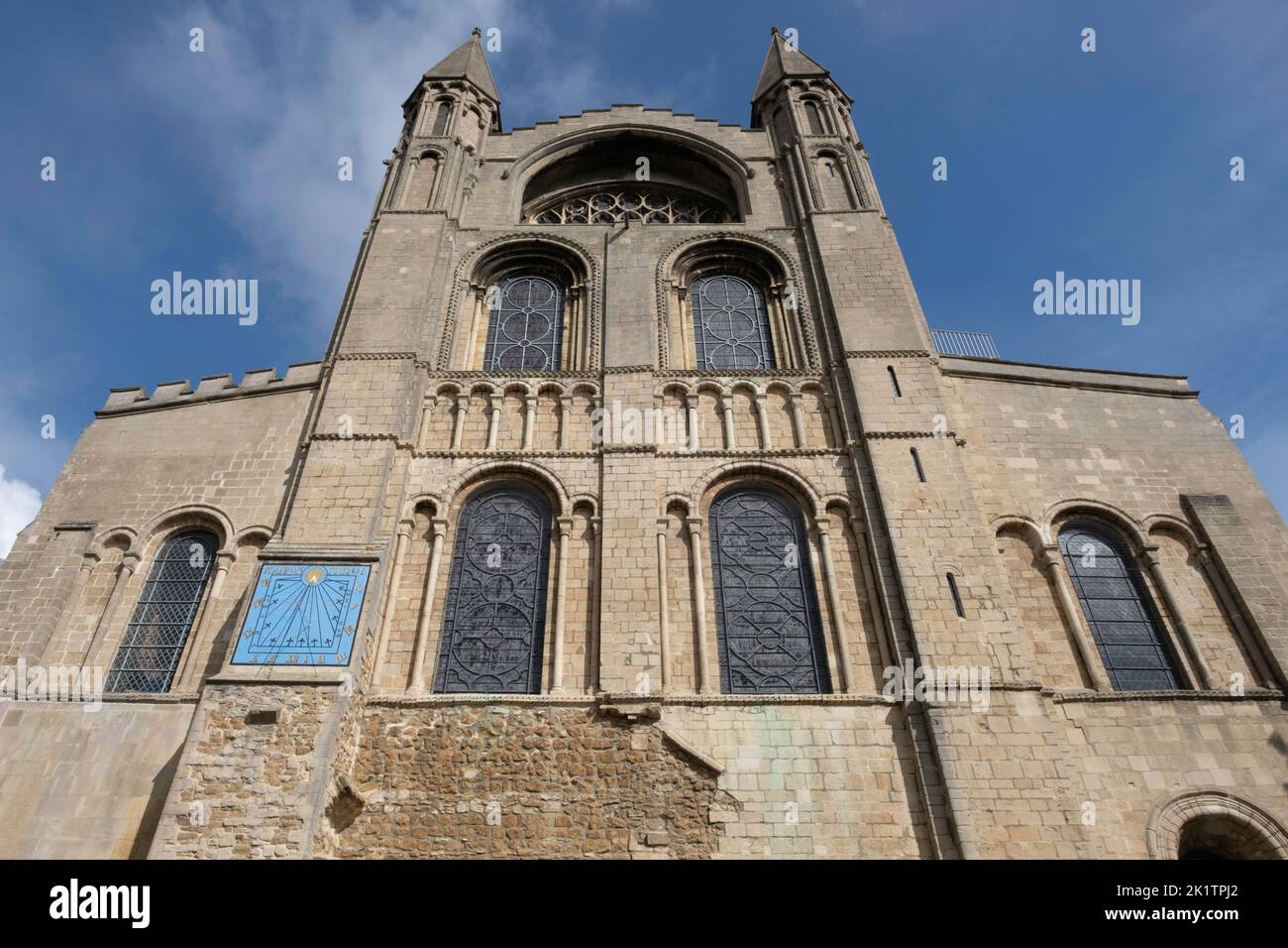 Facciata della Cattedrale Ely anglicana, formalmente la Chiesa Cattedrale della Santissima Trinità e indivisa con dipinto di blu Sun Dial a Ely, Regno Unito Foto Stock