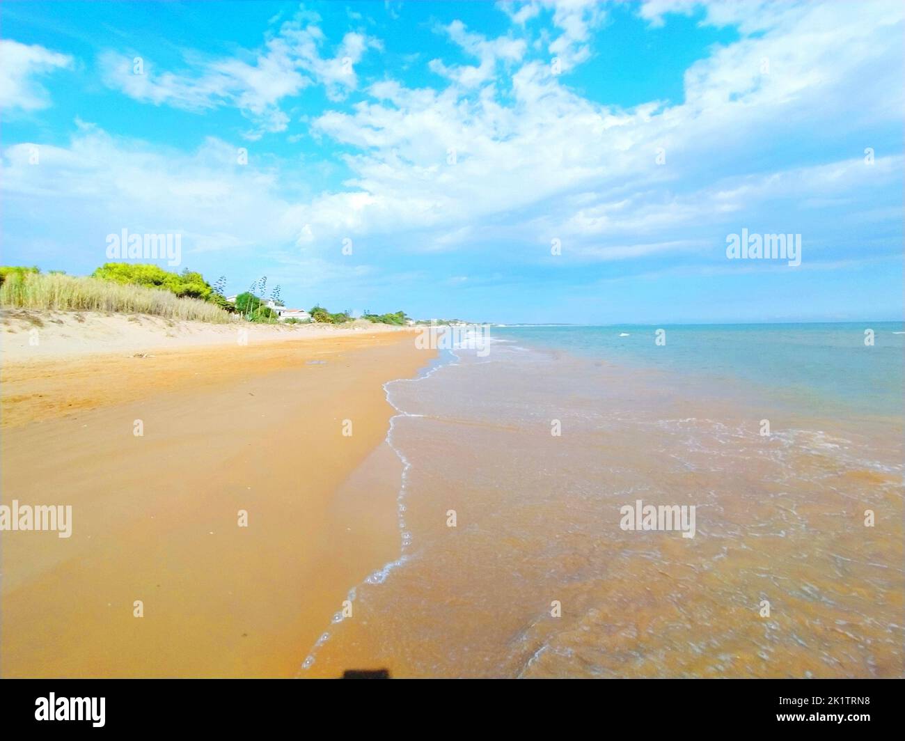Mare spiaggia blu cielo sabbia sole luce naturale relax paesaggio. Mare spiaggia blu cielo sabbia sole luce naturale relax paesaggio. Cielo blu e mare blu. Foto Stock