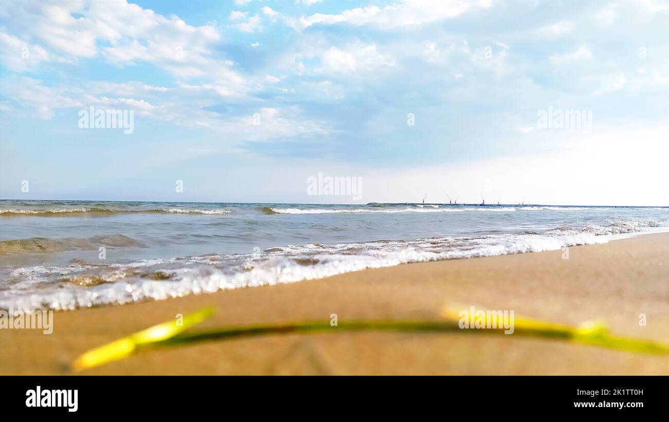 Mare spiaggia blu cielo sabbia sole luce naturale relax paesaggio. Mare spiaggia blu cielo sabbia sole luce naturale relax paesaggio. Cielo blu e mare blu. Foto Stock