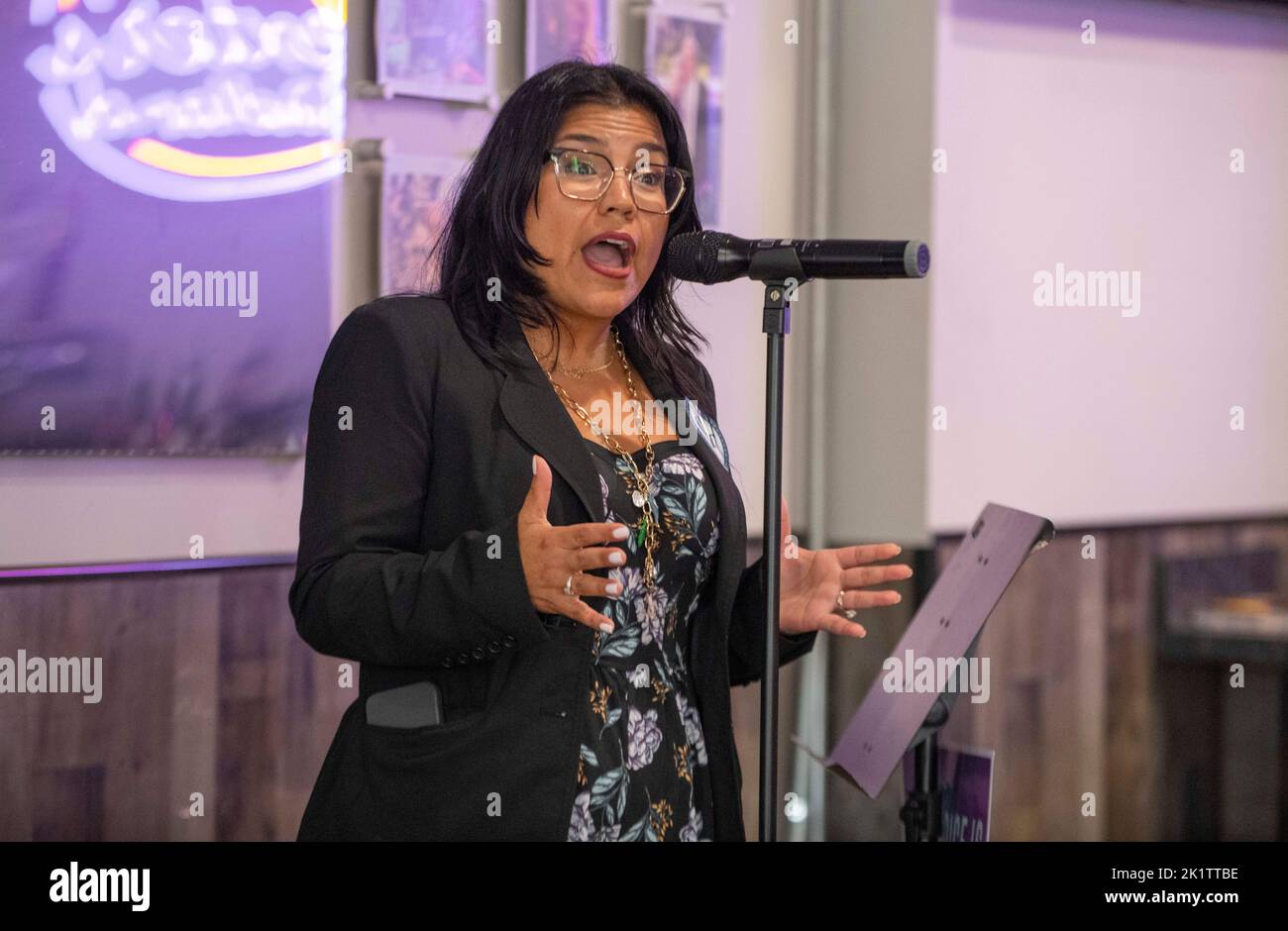 Orlando, Florida, Stati Uniti. 20th Set, 2022. Karla Hernandez, candidato democratico della Florida al governatore tenente, parla agli elettori del ristorante Dexter's Birdland di Orlando, martedì 20 settembre 2022. (Credit Image: © Dominic Gwinn/ZUMA Press Wire) Foto Stock