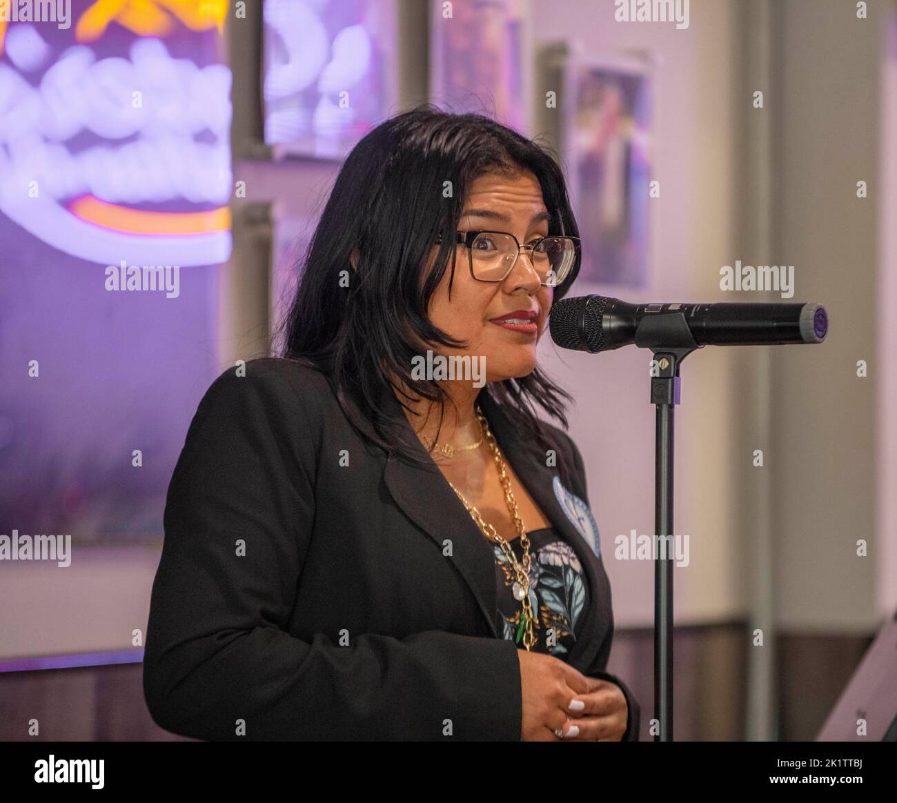 Orlando, Florida, Stati Uniti. 20th Set, 2022. Karla Hernandez, candidato democratico della Florida al governatore tenente, parla agli elettori del ristorante Dexter's Birdland di Orlando, martedì 20 settembre 2022. (Credit Image: © Dominic Gwinn/ZUMA Press Wire) Foto Stock