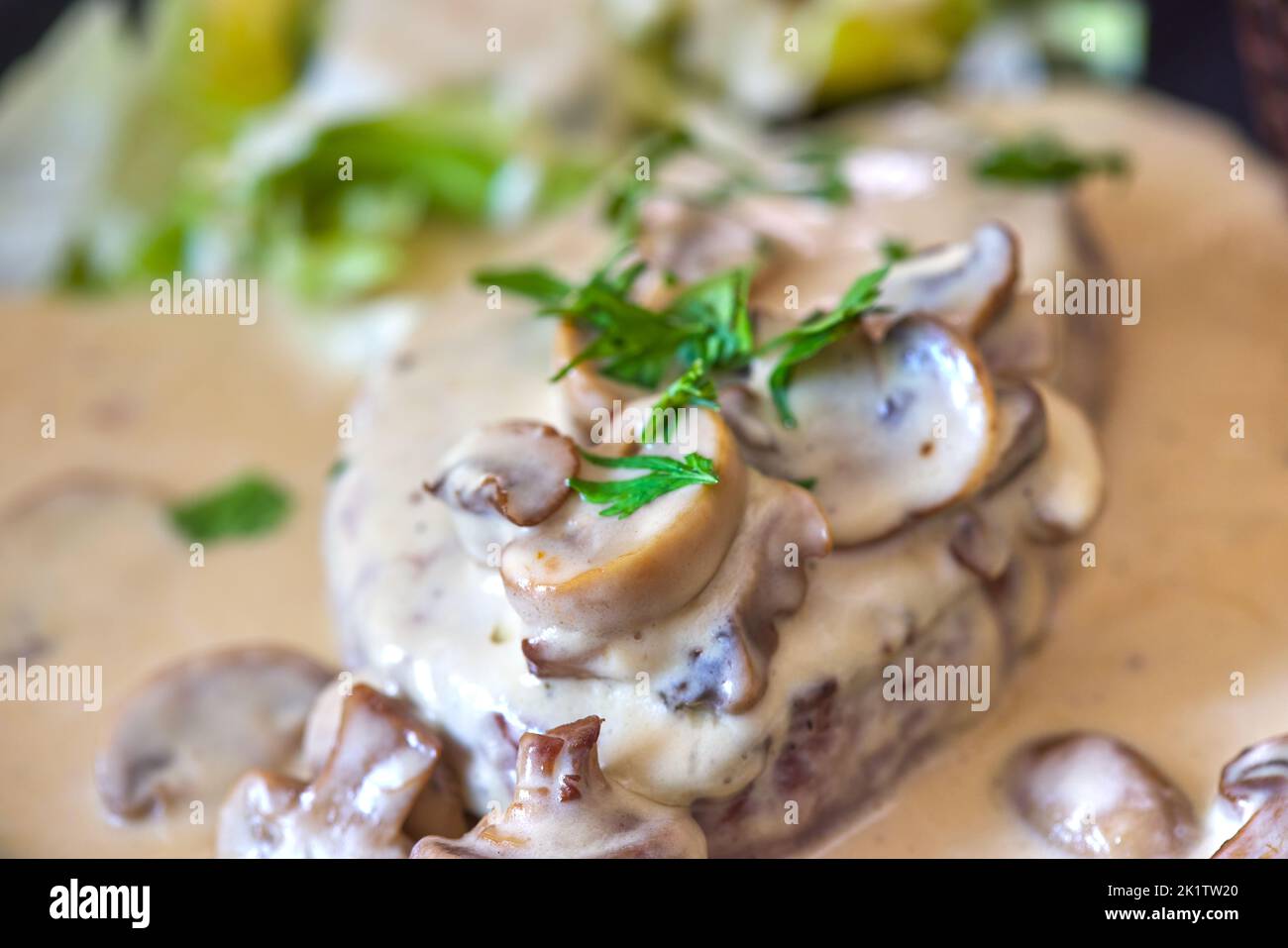 Filetto di manzo con salsa cremosa ai funghi - vista ravvicinata Foto Stock
