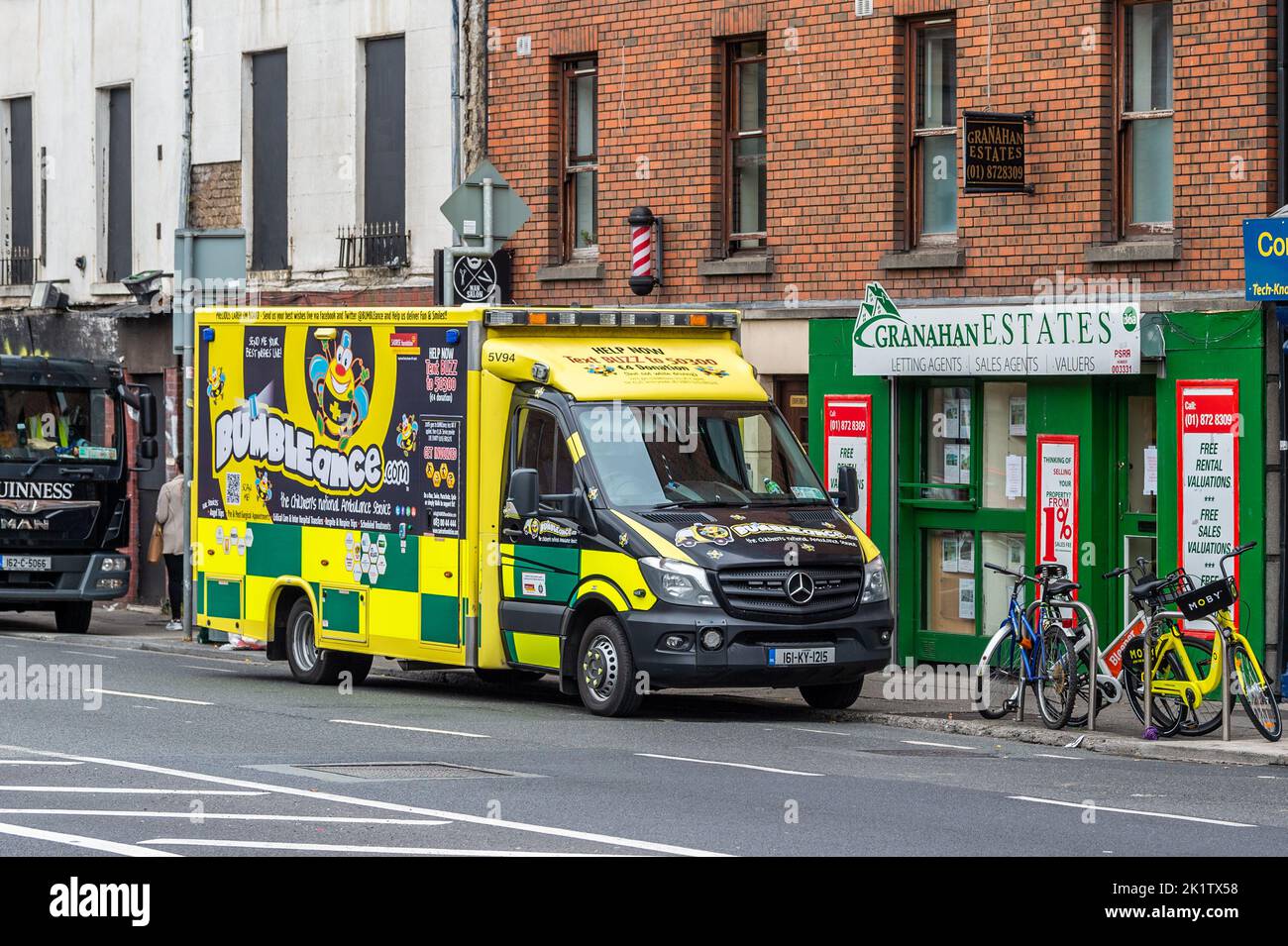 Bumbleance Ambulance parcheggiato sulla strada nel centro di Dublino, Irlanda. Foto Stock