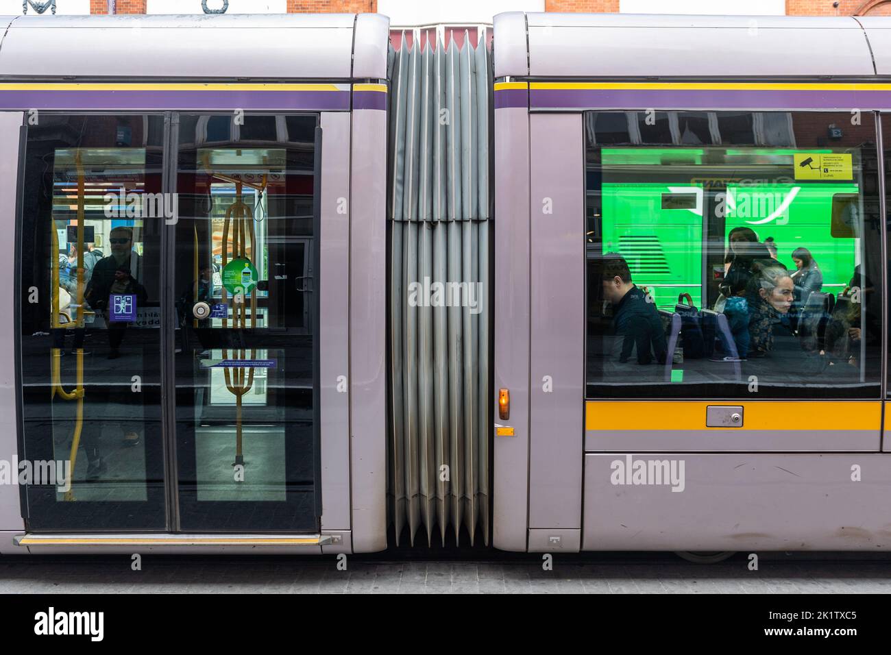 LUAS tram a una fermata del tram nel centro di Dublino, Irlanda. Foto Stock