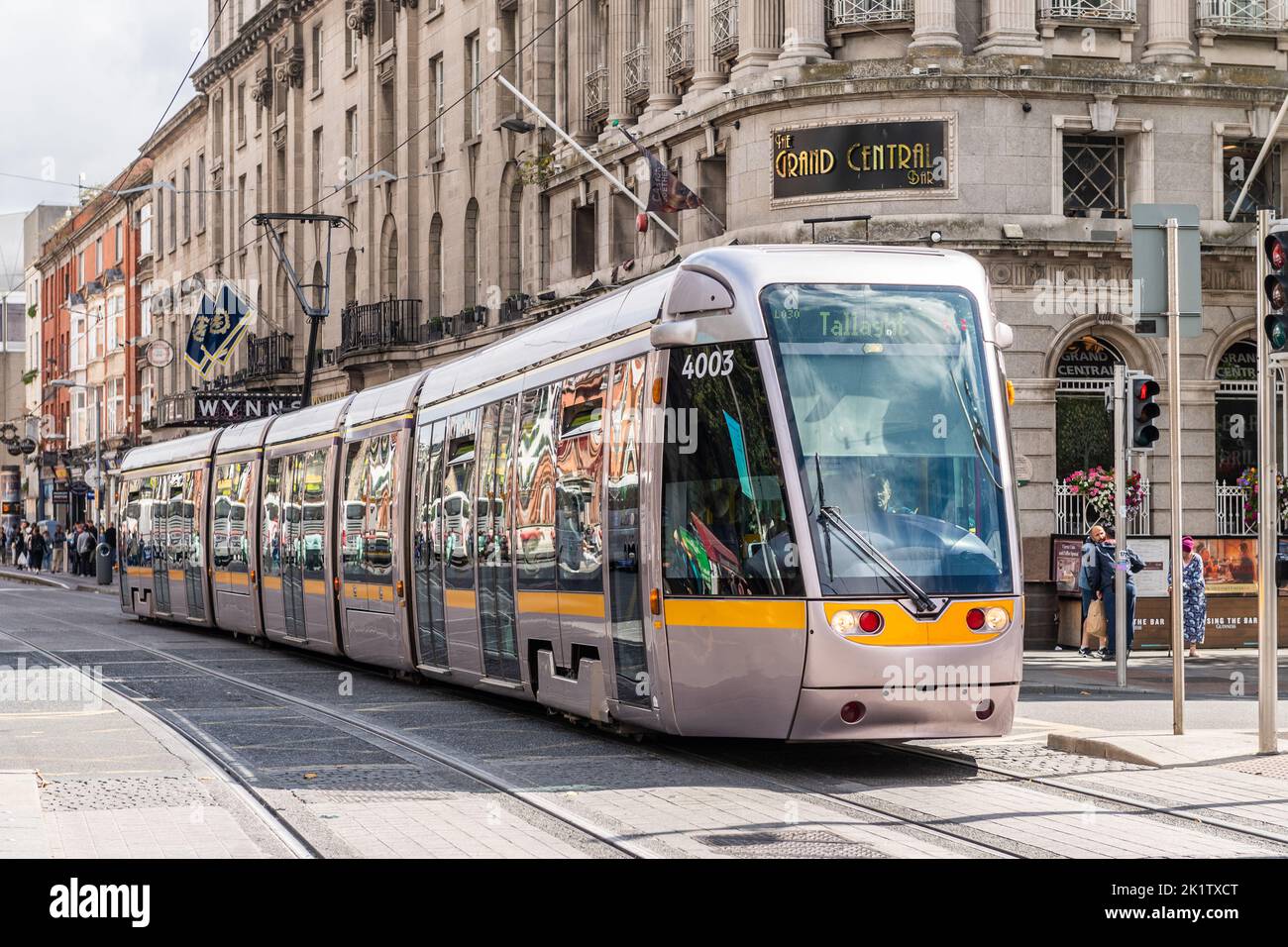 LUAS tram nel centro di Dublino in direzione Tallaght, Irlanda. Foto Stock