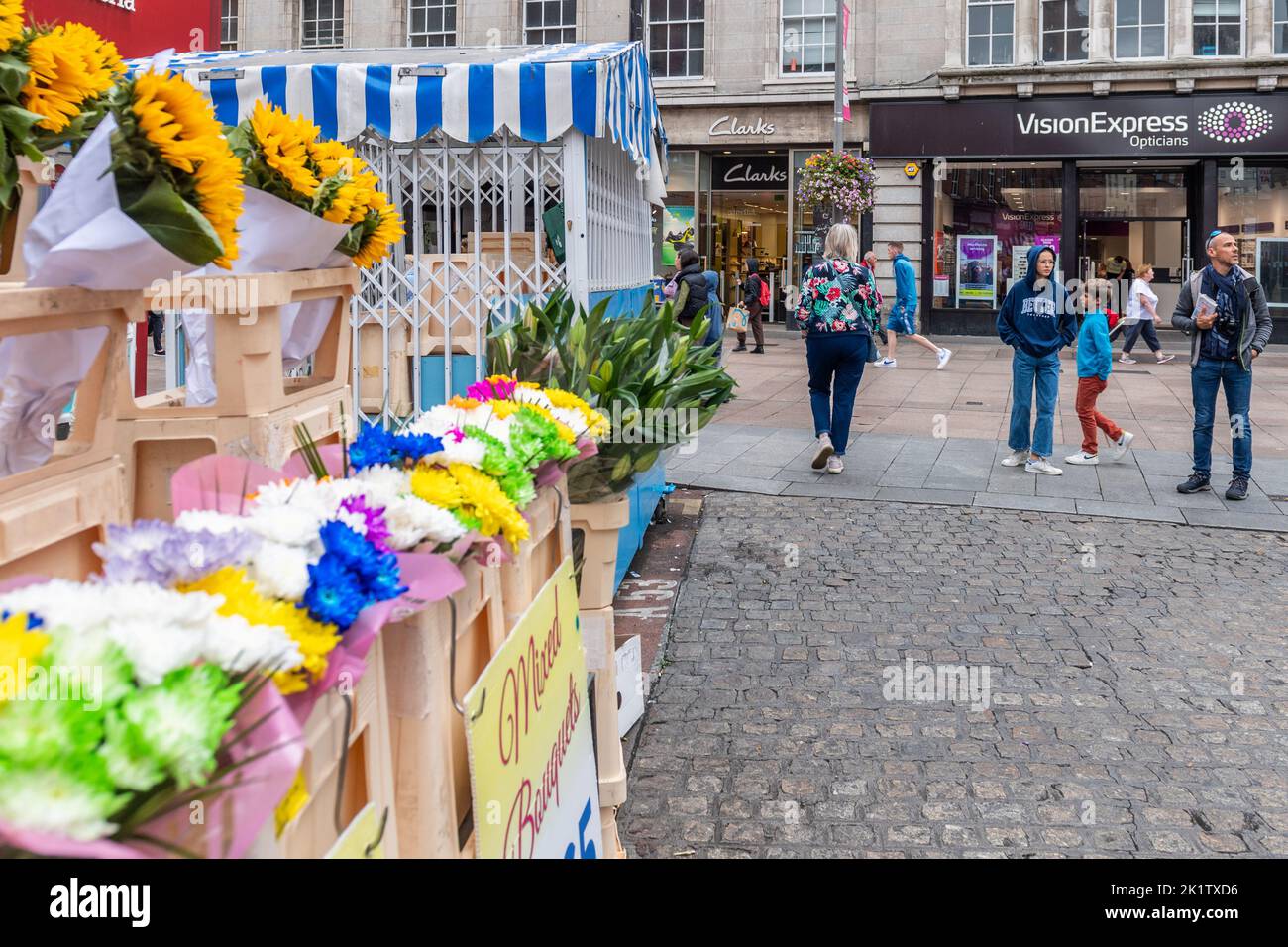 Bancarella di fiori sul mercato di Moore Street, Dublino, Irlanda. Foto Stock