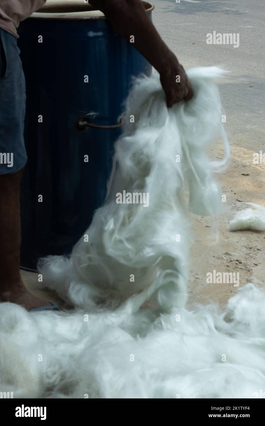 Riempimento o confezionamento da parte di lavoratori specializzati lana di vetro in fibra di silice Borosilicato o fibra di silicio mentre si fabbricano i tradizionali forni di argilla DIY indiani chiamati anche De Foto Stock