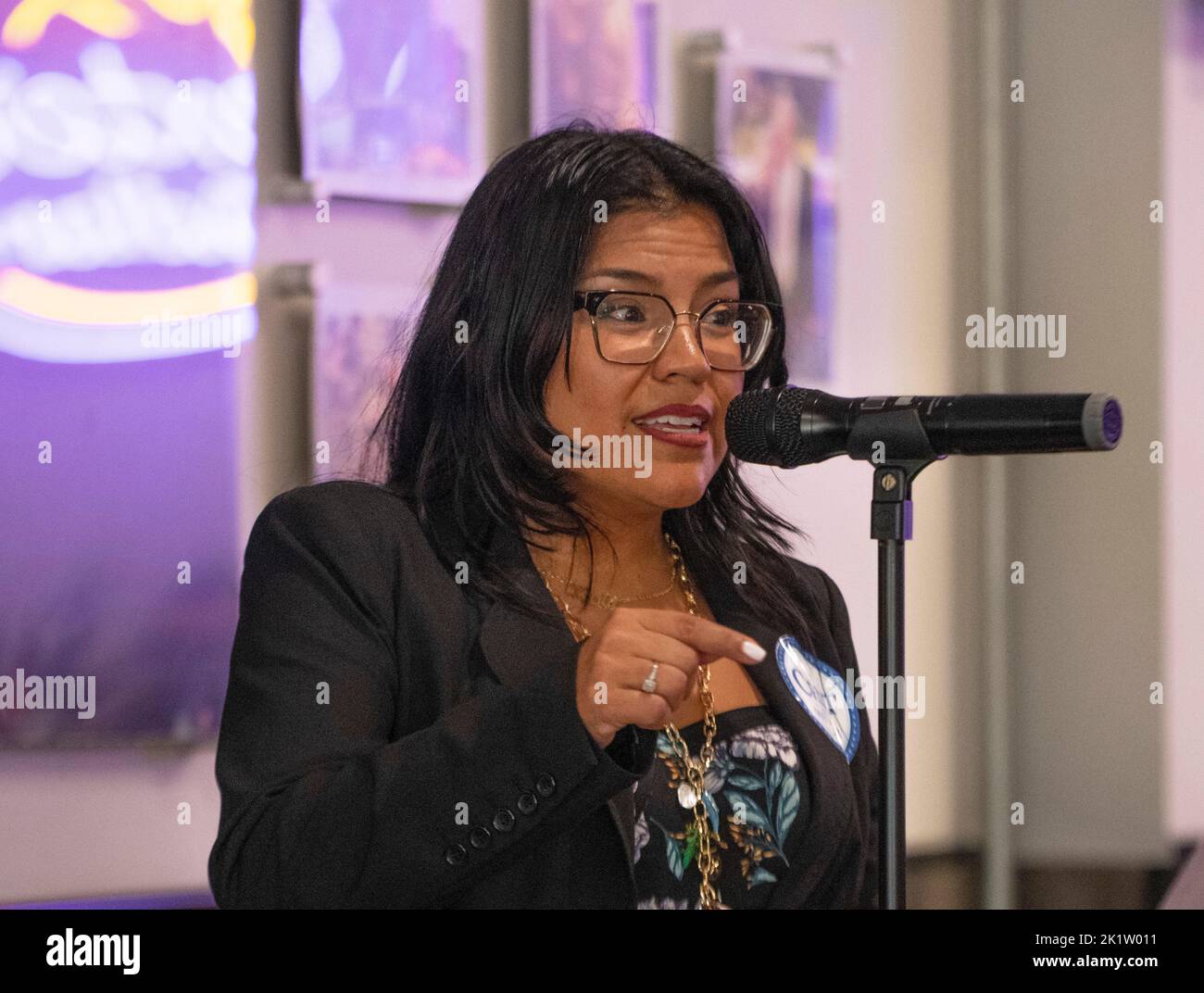 Orlando, Florida, Stati Uniti. 20th Set, 2022. Karla Hernandez, candidato democratico della Florida al governatore tenente, parla agli elettori del ristorante Dexter's Birdland di Orlando, martedì 20 settembre 2022. (Credit Image: © Dominic Gwinn/ZUMA Press Wire) Foto Stock