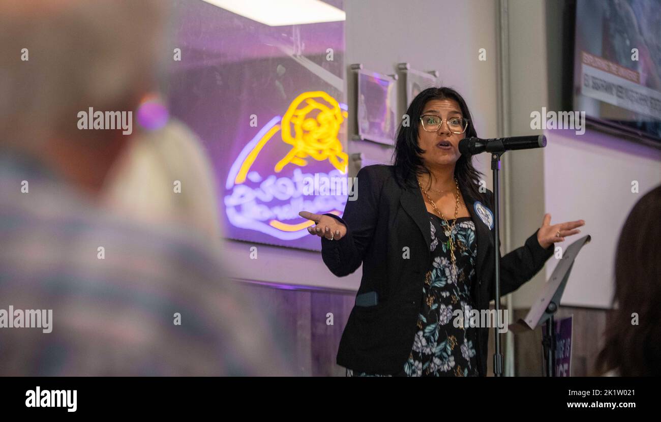 Orlando, Florida, Stati Uniti. 20th Set, 2022. Karla Hernandez, candidato democratico della Florida al governatore tenente, parla agli elettori del ristorante Dexter's Birdland di Orlando, martedì 20 settembre 2022. (Credit Image: © Dominic Gwinn/ZUMA Press Wire) Foto Stock