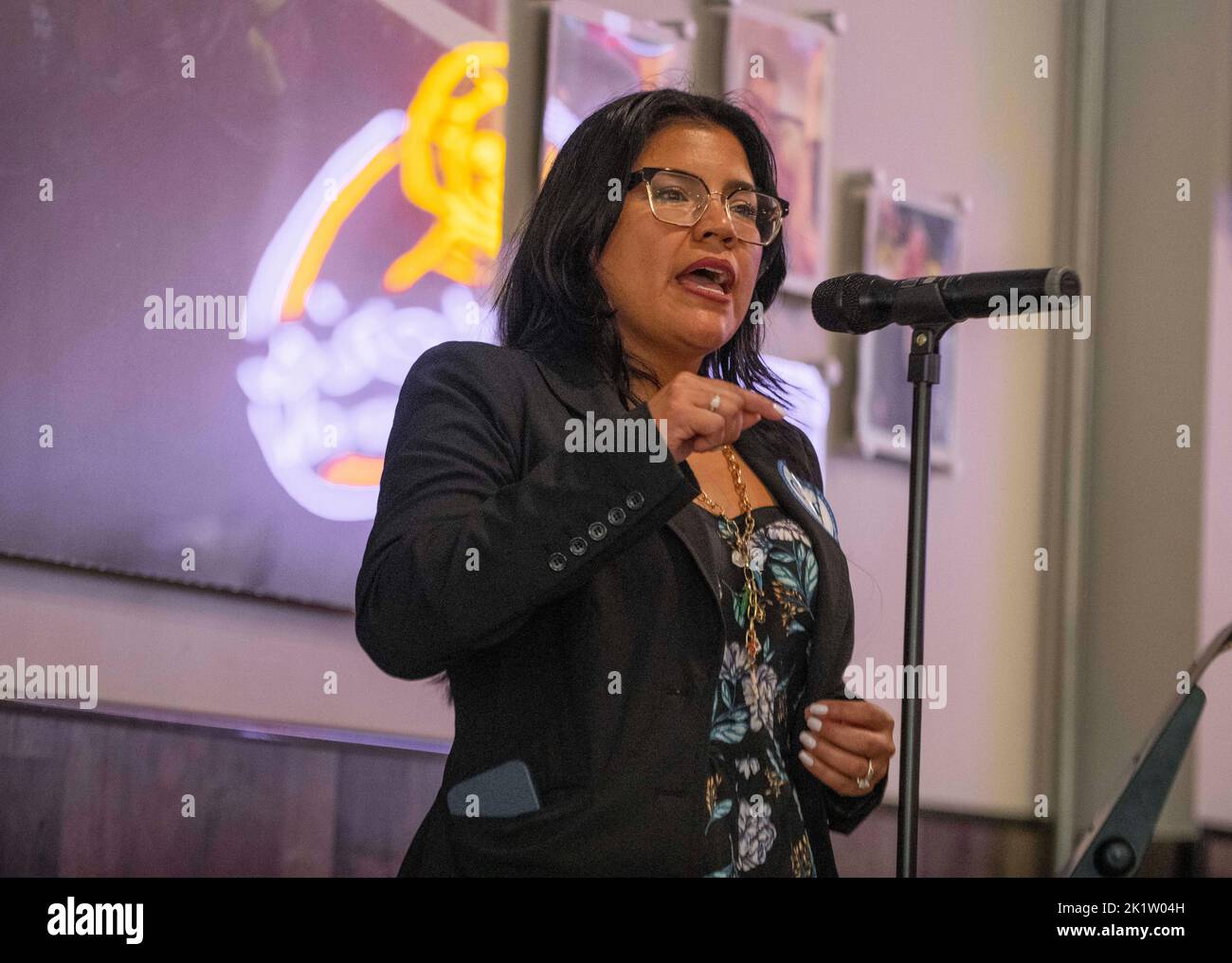 Orlando, Florida, Stati Uniti. 20th Set, 2022. Karla Hernandez, candidato democratico della Florida al governatore tenente, parla agli elettori del ristorante Dexter's Birdland di Orlando, martedì 20 settembre 2022. (Credit Image: © Dominic Gwinn/ZUMA Press Wire) Foto Stock