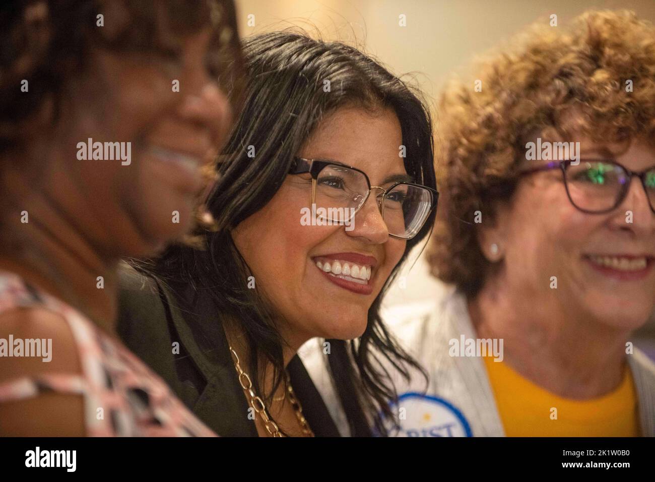 Orlando, Florida, Stati Uniti. 20th Set, 2022. Karla Hernandez, candidato democratico della Florida al governatore tenente, parla agli elettori del ristorante Dexter's Birdland di Orlando, martedì 20 settembre 2022. (Credit Image: © Dominic Gwinn/ZUMA Press Wire) Foto Stock