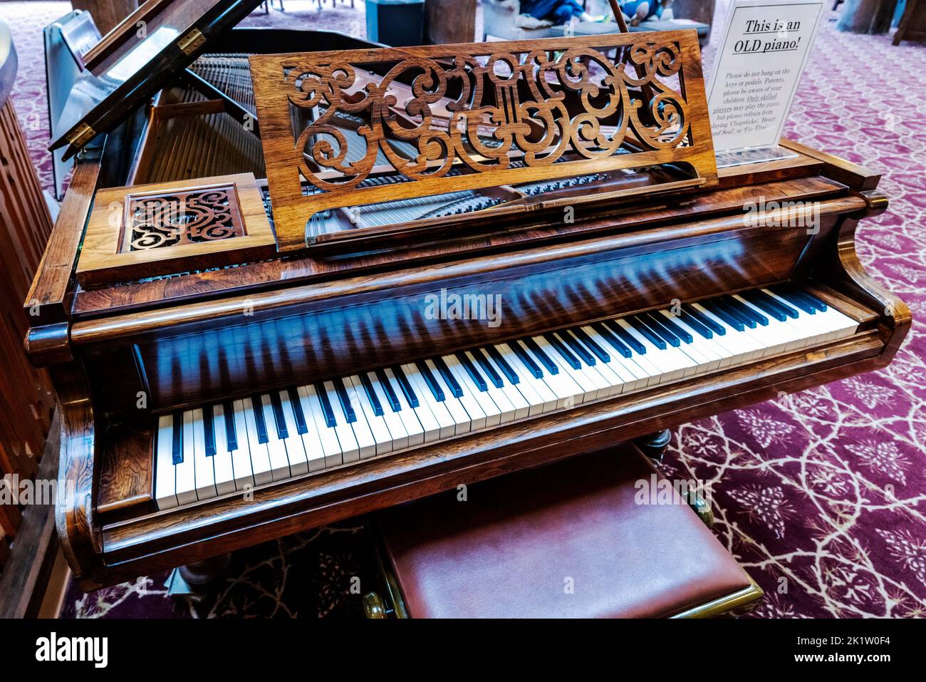 Antico pianoforte a coda in legno; molti Glacier Hotel; Glacier National Park; Montana; USA Foto Stock