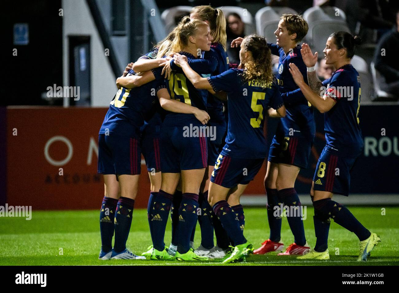 BOREHAMWOOD, INGHILTERRA - SETTEMBRE 20: Romee Leuchter di Ajax festeggia con i suoi compagni di squadra dopo aver segnato i suoi lati secondo gol durante il secondo turno di qualificazione della UEFA Women's Champions League tra Arsenal e Ajax a Meadow Park il 20 settembre 2022 a Borehamwood, Inghilterra (Foto di Rene Nijhuis/Orange Pictures) Foto Stock