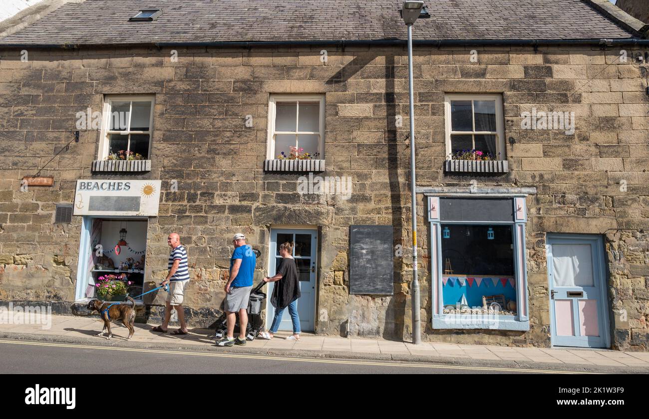 Piccola impresa locale costruita con pietra locale lungo Northumberland Street ad Alnmouth. Un villaggio sulla costa del Northumberland. Foto Stock