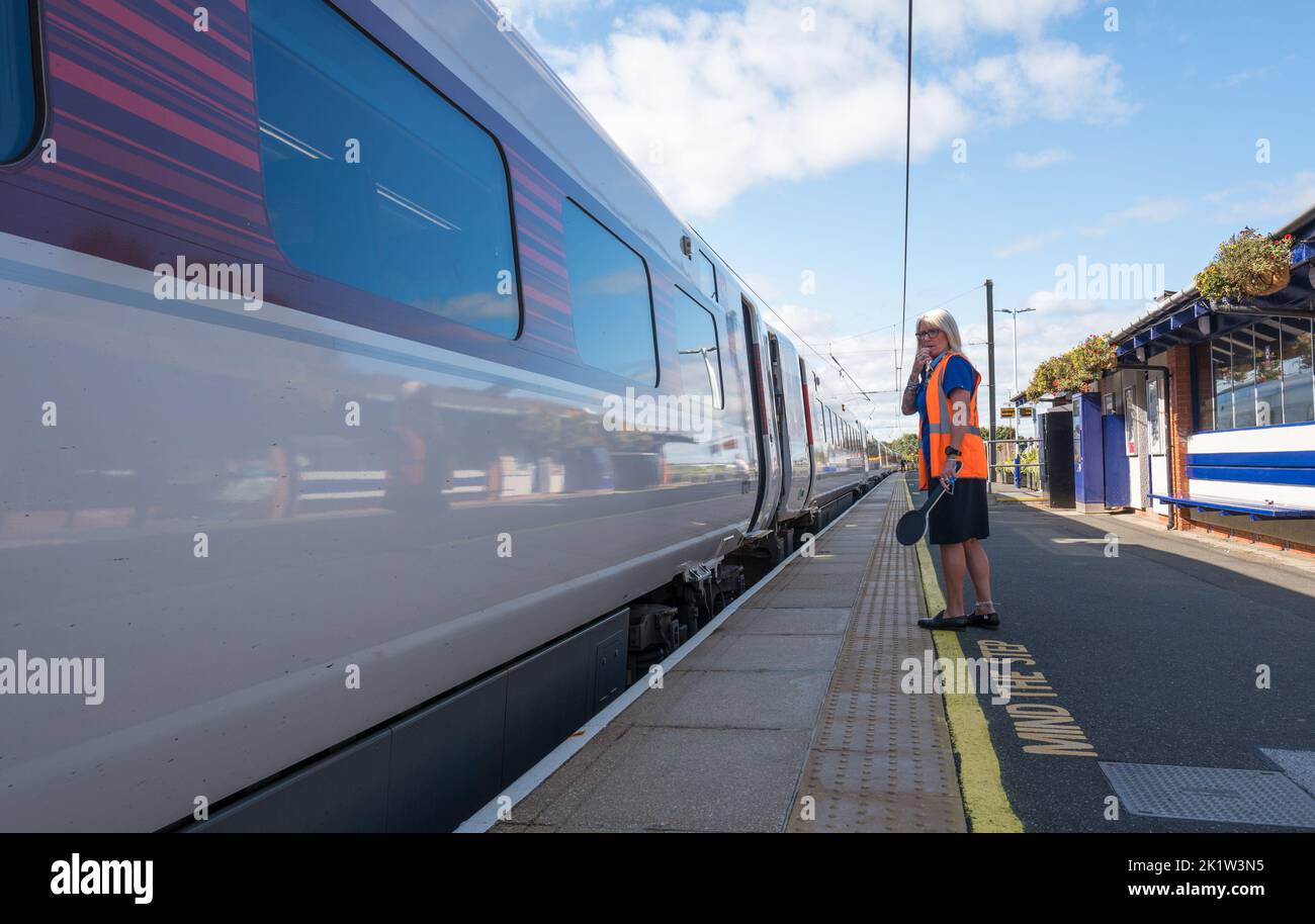 Treno elettrico interurbano Azuma con fermata alla stazione ferroviaria Alnmouth East Coast Main Line, Alnmouth, Northumberland, Inghilterra, Regno Unito Foto Stock