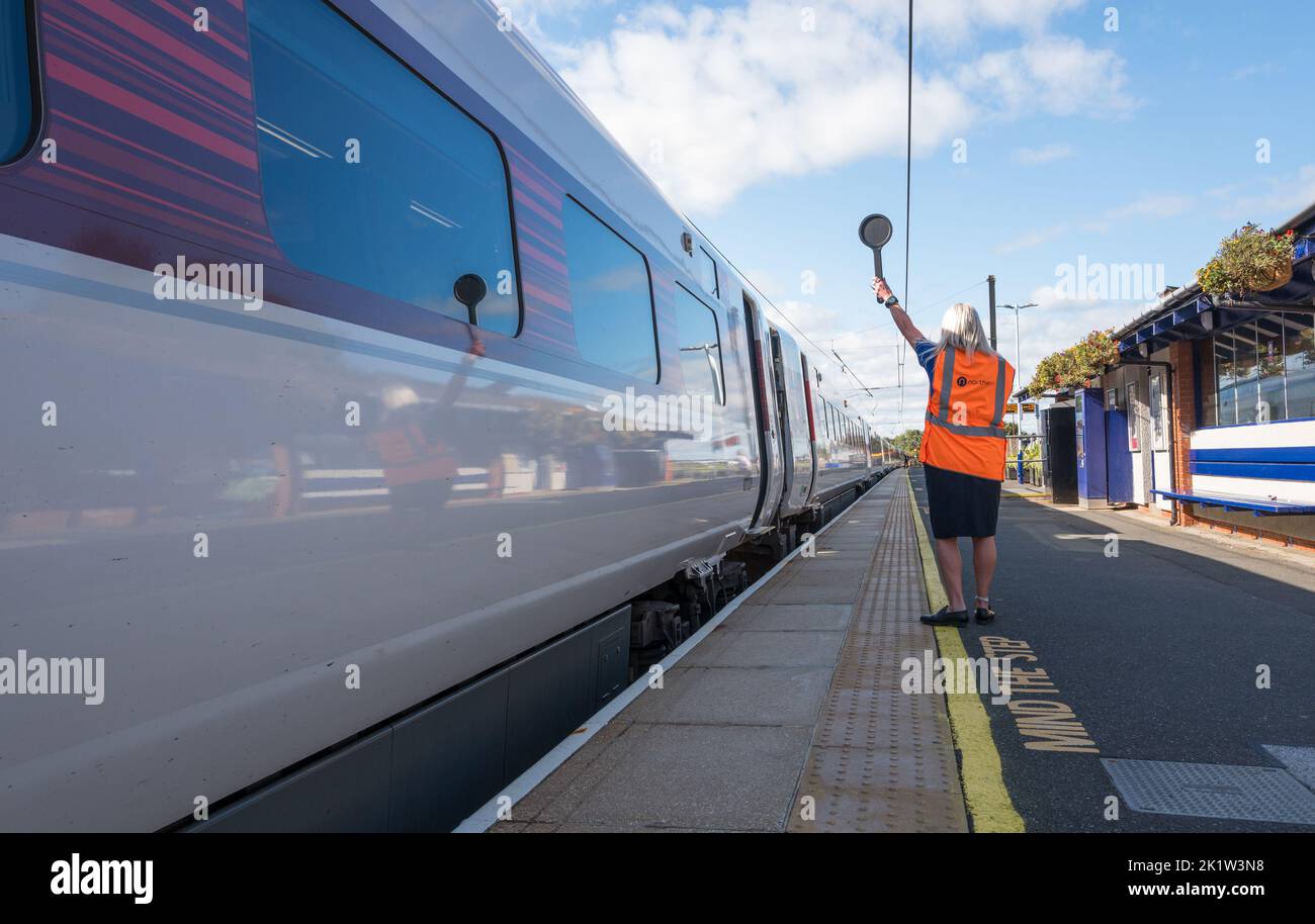 Treno elettrico interurbano Azuma con fermata alla stazione ferroviaria Alnmouth East Coast Main Line, Alnmouth, Northumberland, Inghilterra, Regno Unito Foto Stock