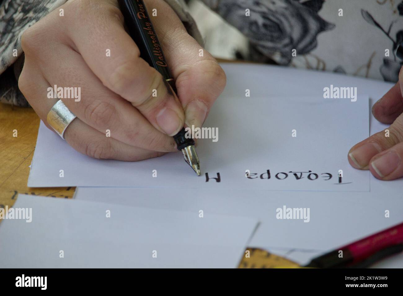 Una persona che scrive un copione in serbo alla fiera dei vecchi mestieri a Belgrado Foto Stock