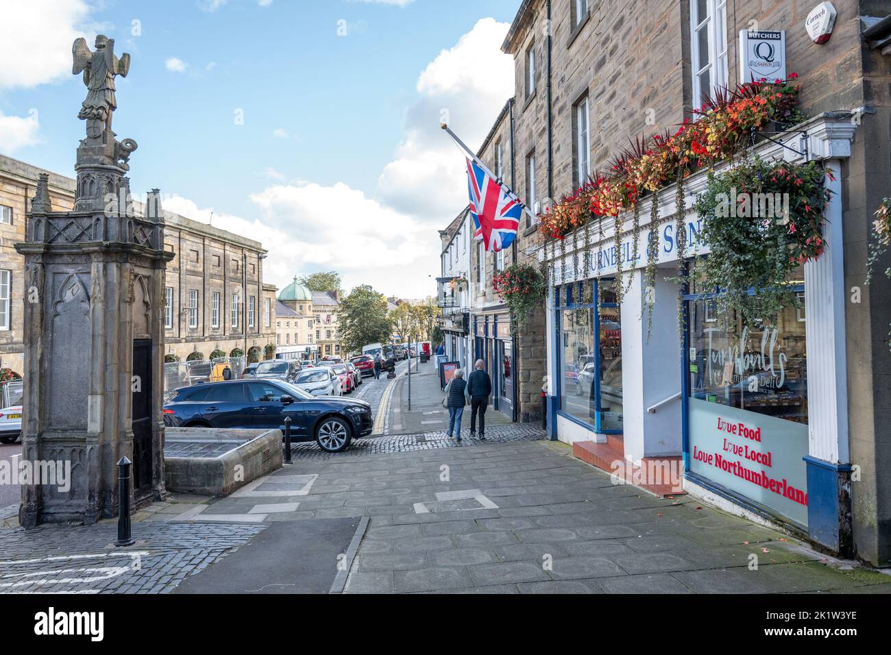 Bondgate Within, la strada principale per lo shopping e gli affari nel centro della città mercato di Alnwick, Northumberland, Inghilterra, Regno Unito Foto Stock