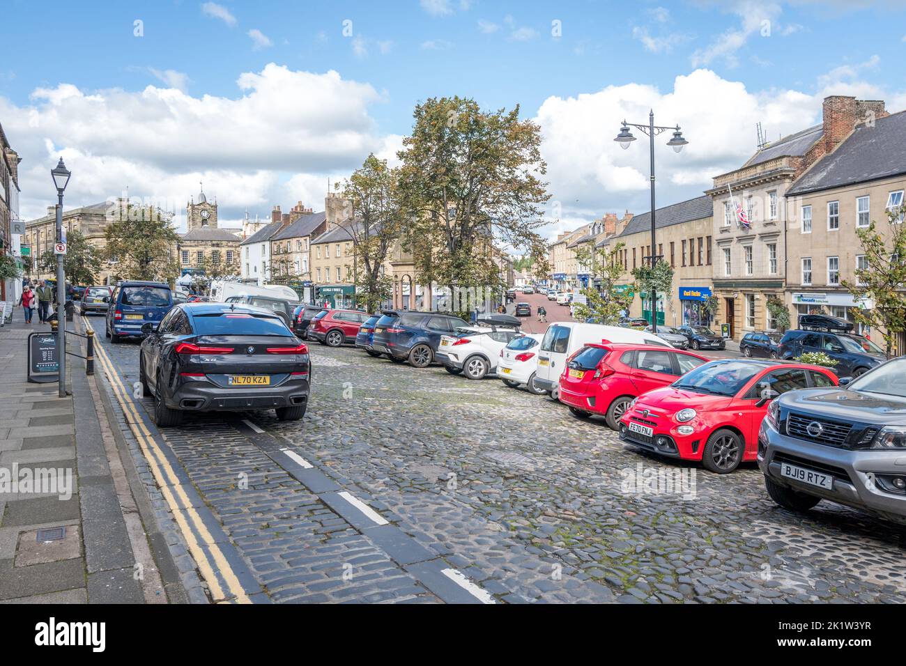 Bondgate Within, la strada principale per lo shopping e gli affari nel centro della città mercato di Alnwick, Northumberland, Inghilterra, Regno Unito Foto Stock