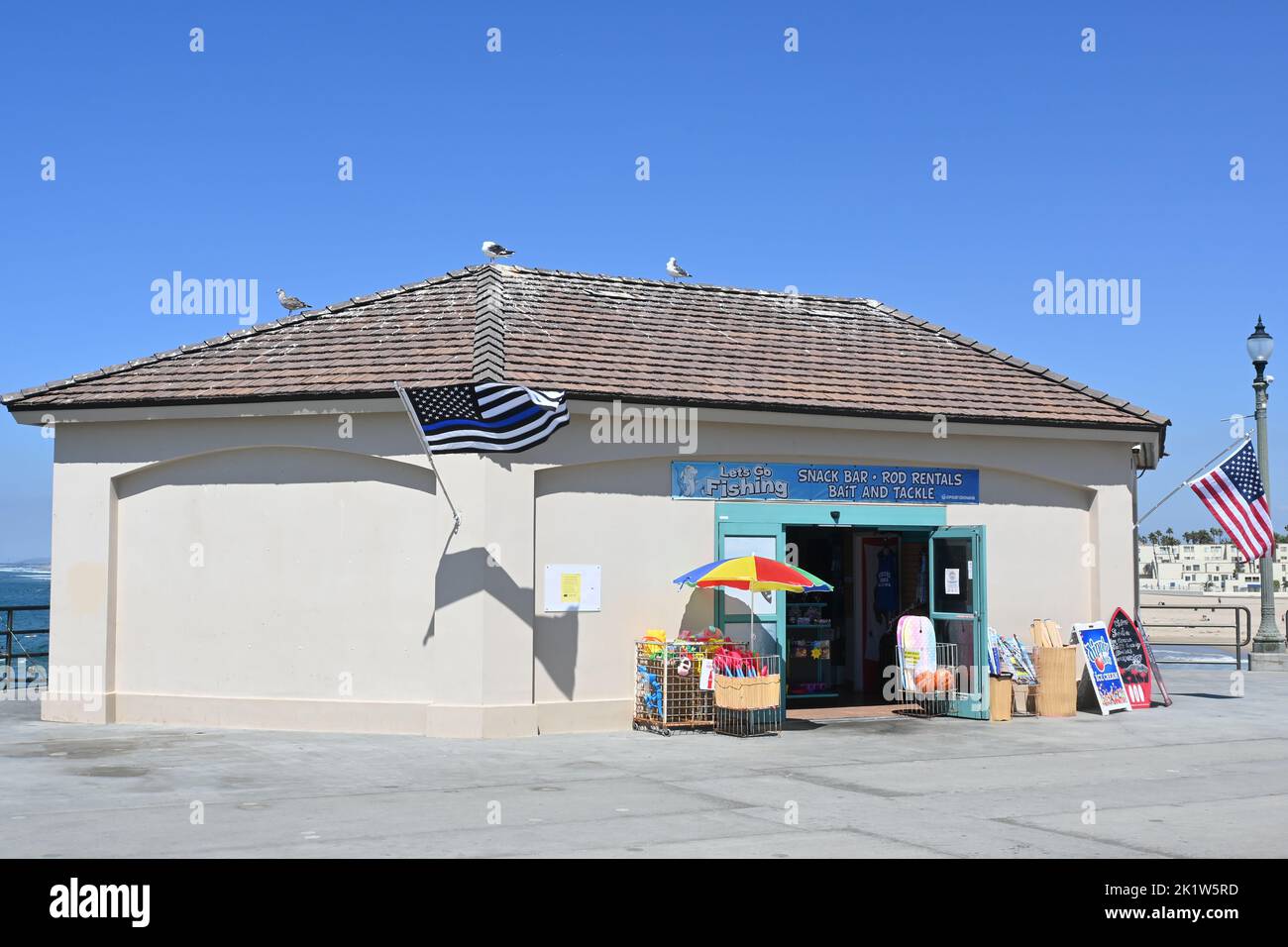 HUNTINGTON BEACH, CALIFORNIA, 19 SETTEMBRE 2022: Pesca, esca e attrezzatura da pesca, snack bar per il negozio di articoli da regalo combinato sul molo. Foto Stock