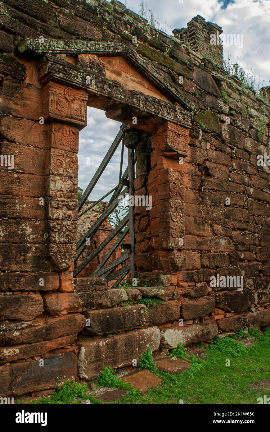 Una verticale delle rovine del XVII secolo San Ignacio Mini missione gesuitica a Misiones, Argentina Foto Stock