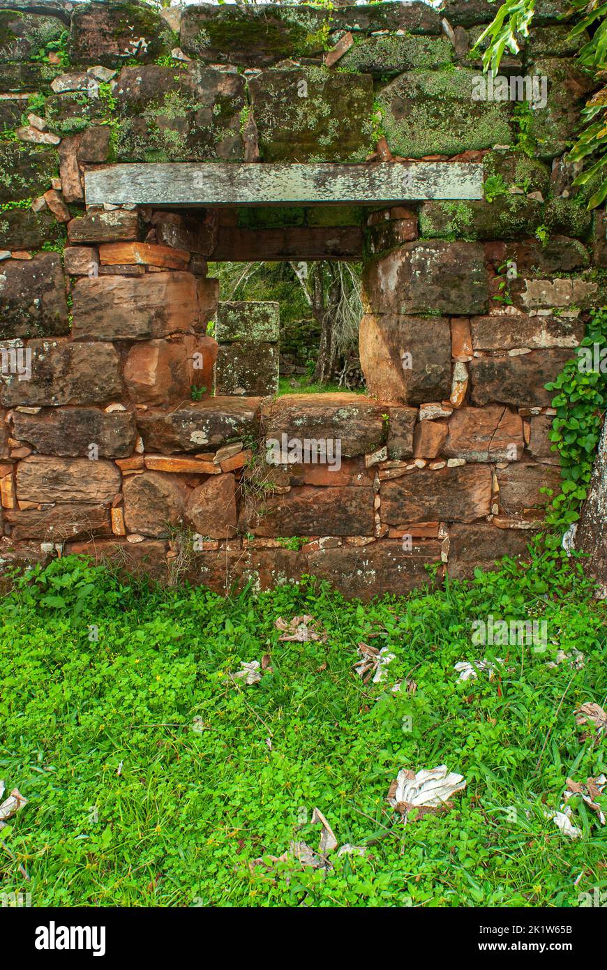 Una verticale delle rovine del XVII secolo San Ignacio Mini missione gesuitica a Misiones, Argentina Foto Stock