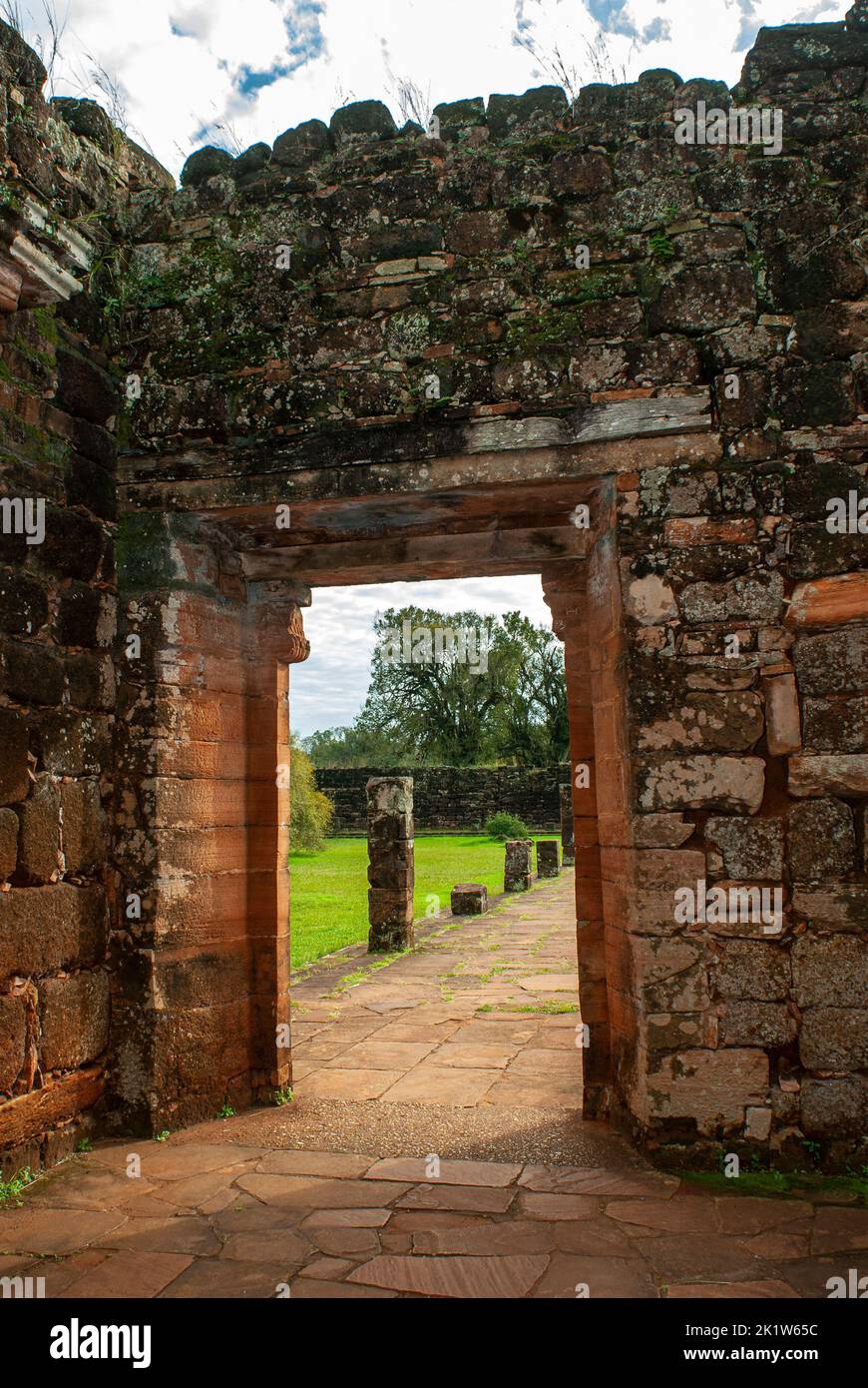 Una verticale delle rovine del XVII secolo San Ignacio Mini missione gesuitica a Misiones, Argentina Foto Stock